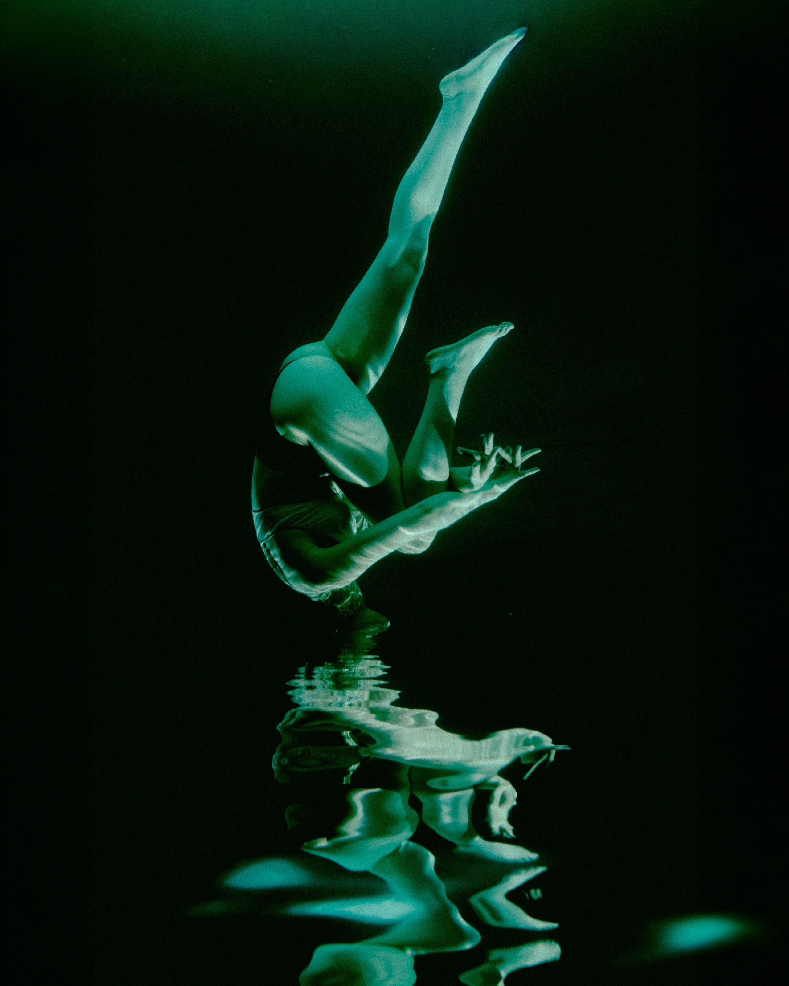 Женская психологическая съёмка под водой. Фотоведьма Дарья Нечинская