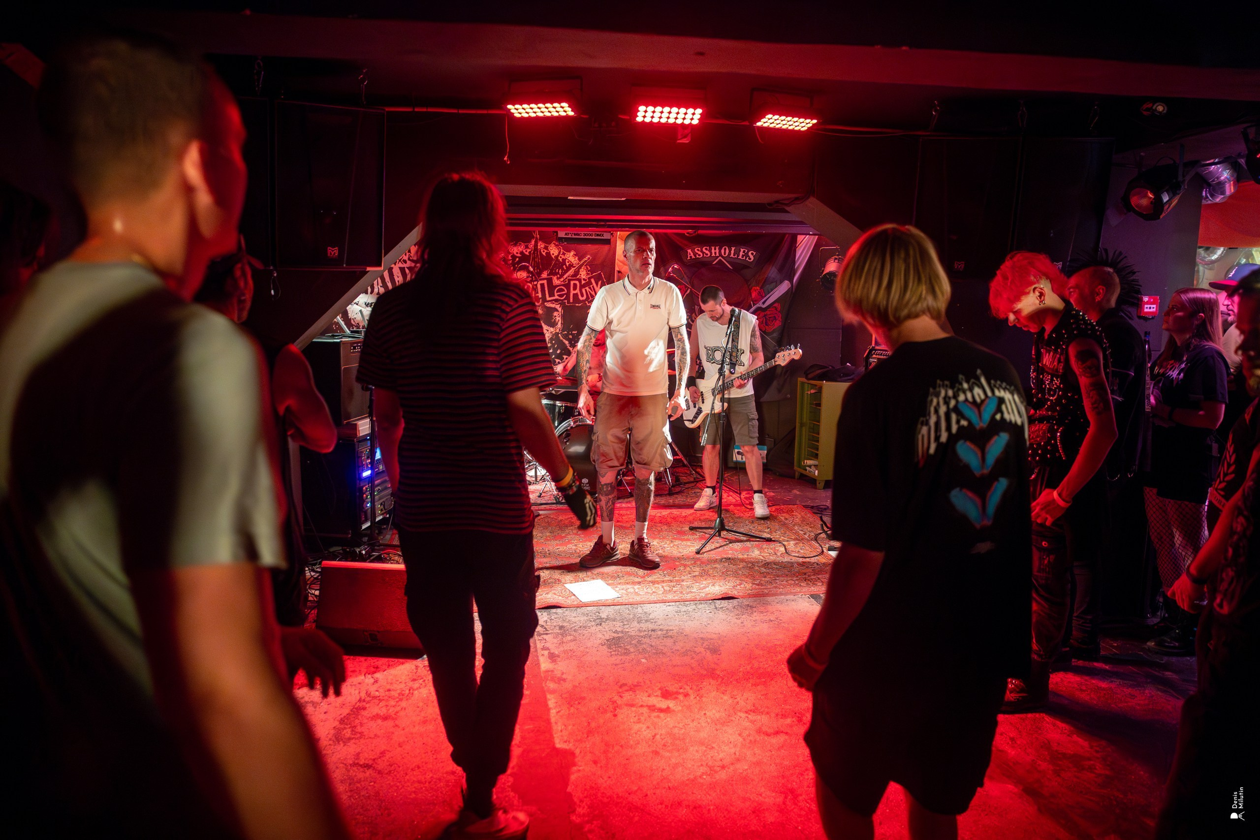Панк рок концерт в клубе Рядом. Портретный фотограф Денис Милютин