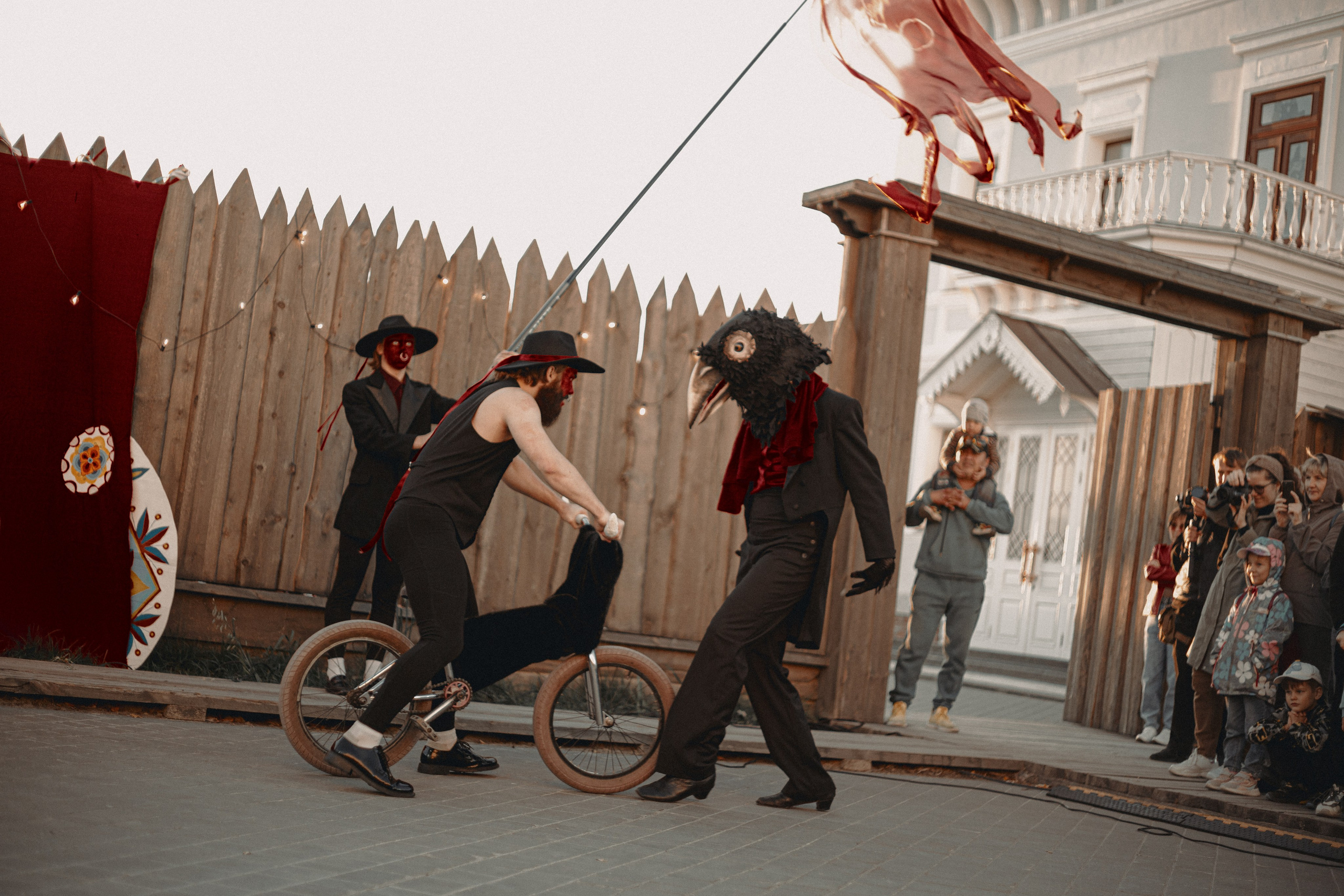 Спектакль «Куриное кабаре» от Свободного молодежного театра | Тобольск. Арт-фотограф Крис Л. в Тобольске: портрет, семейные, свадьбы