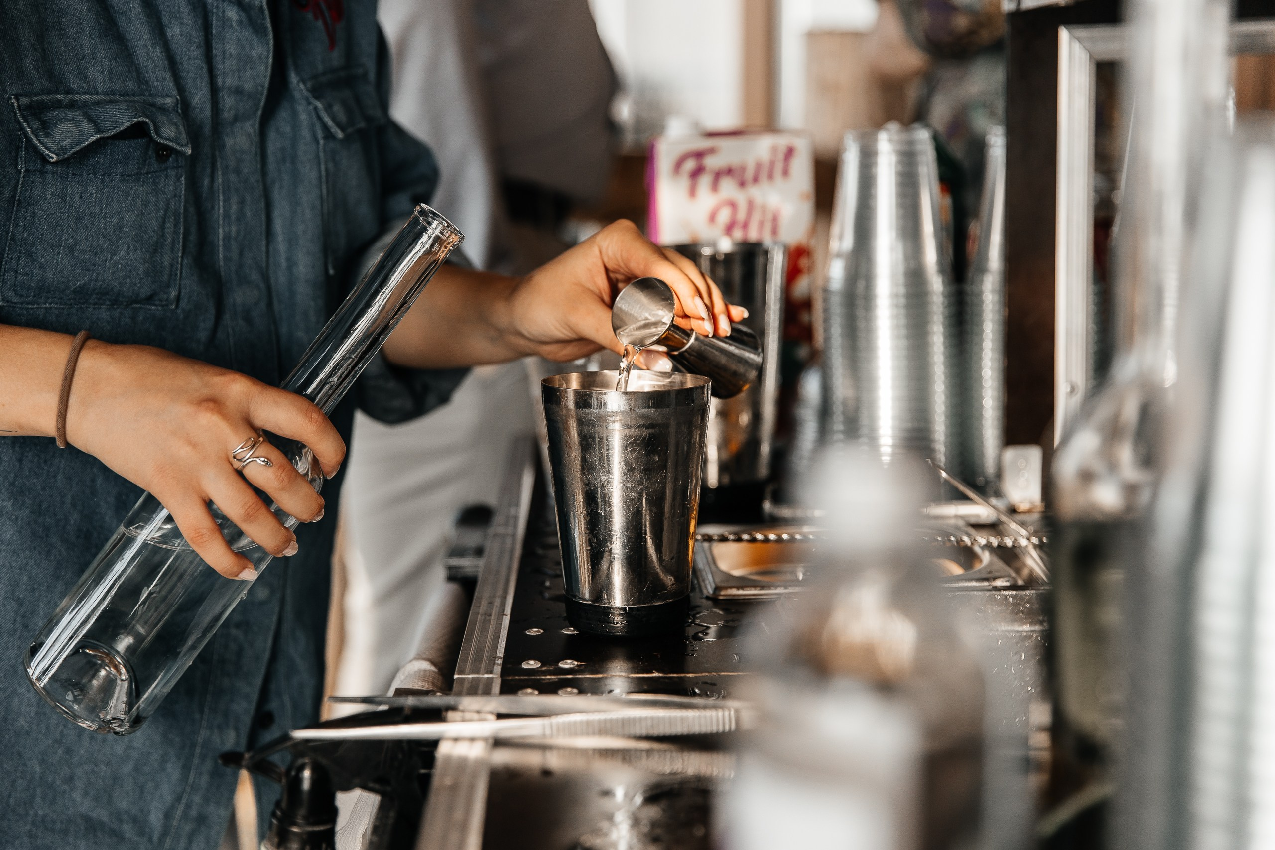 Здравствуйте! Я&nbsp;свадебный фотограф из&nbsp;Ульяновска, работаю в&nbsp;том числе по&nbsp;всей России и&nbsp;с&nbsp;выездом за&nbsp;границу. Снимаю свадьбы, lovestory, корпоративы, светский репортаж. Провожу обучение по&nbsp;фотографии, мастер-классы и&nbsp;воркшопы для других фотографов.