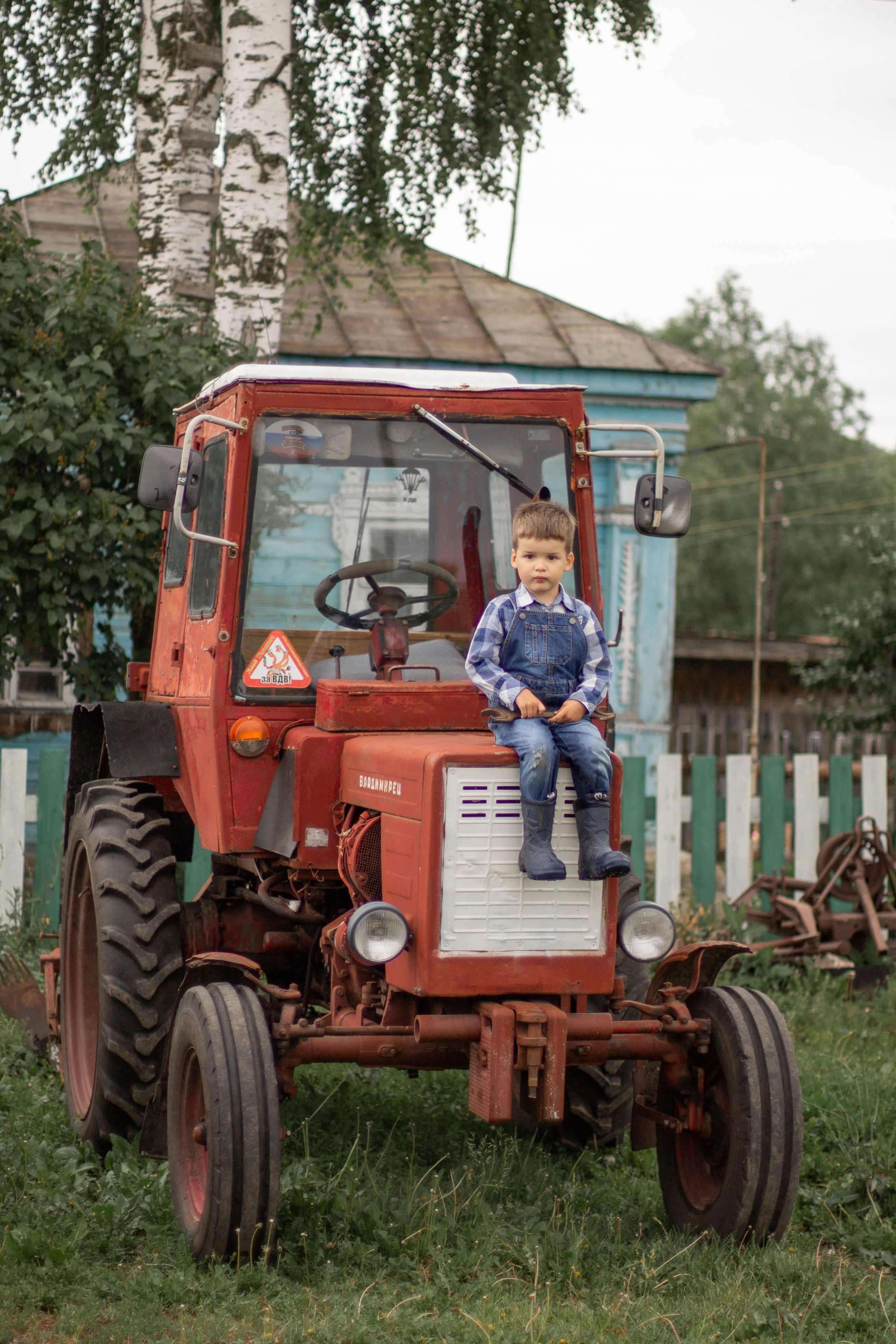 мальчик на красном тракторе, красный трактор,