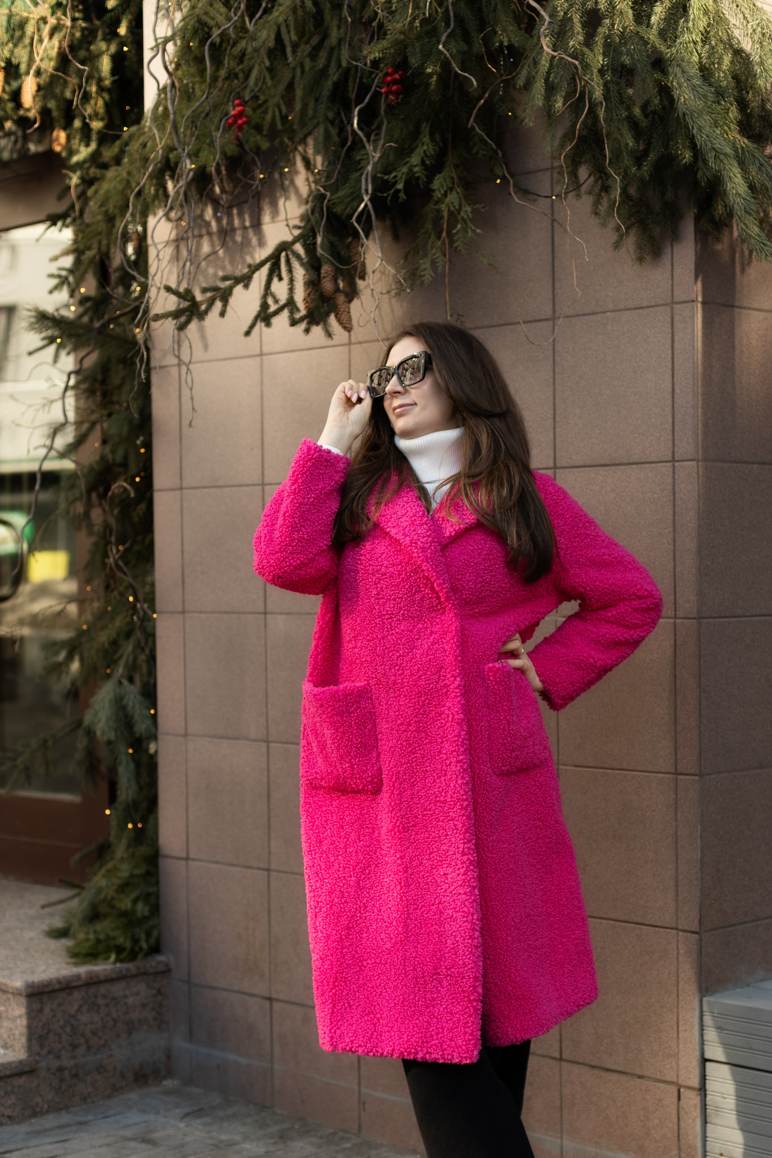 Фотография девушки в солнечных очках, девушка в розовой шубе