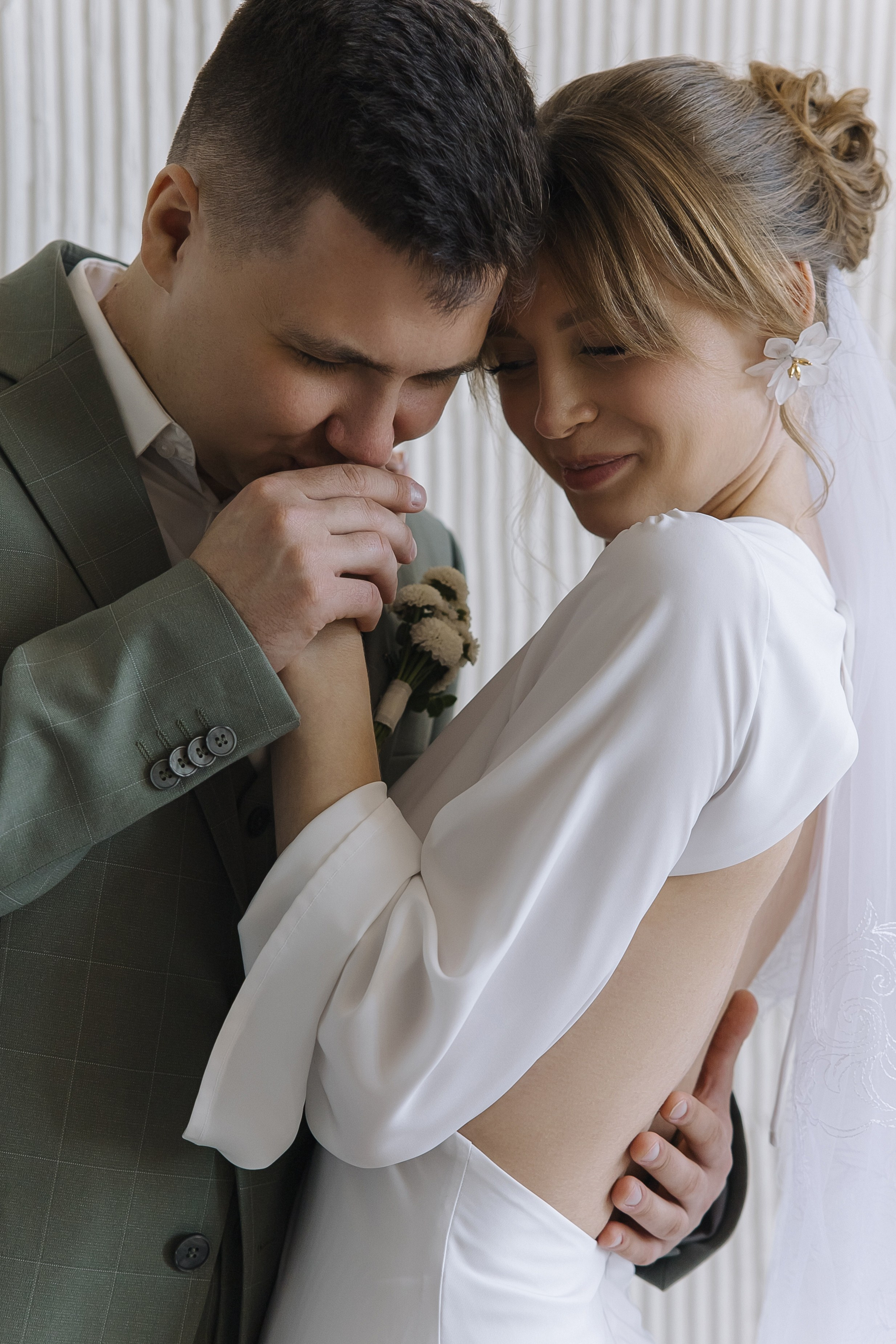 Жених нежно целует руку невесты, свадебная съемка в фотостудии Истории Красноярск