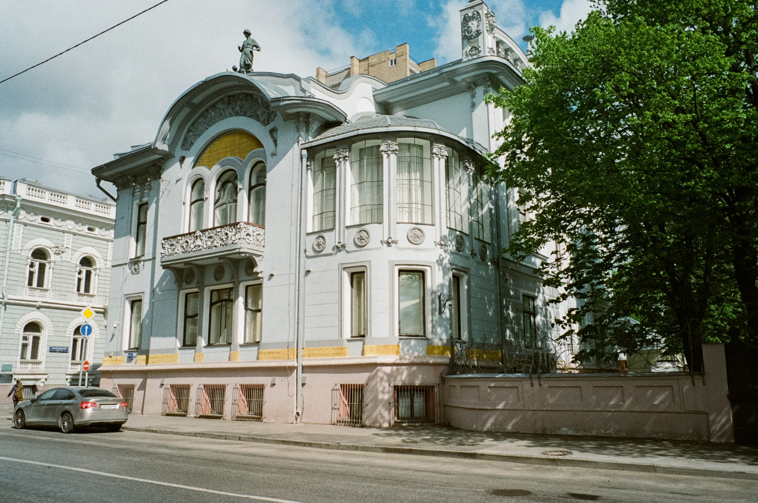 Ул. Поваровка и окрестности | Voigtlander BESSA-T — Voigtlander Ultron 28 mm f/2 | Kodak Ultramax 400 (просрочка) @ ISO 100