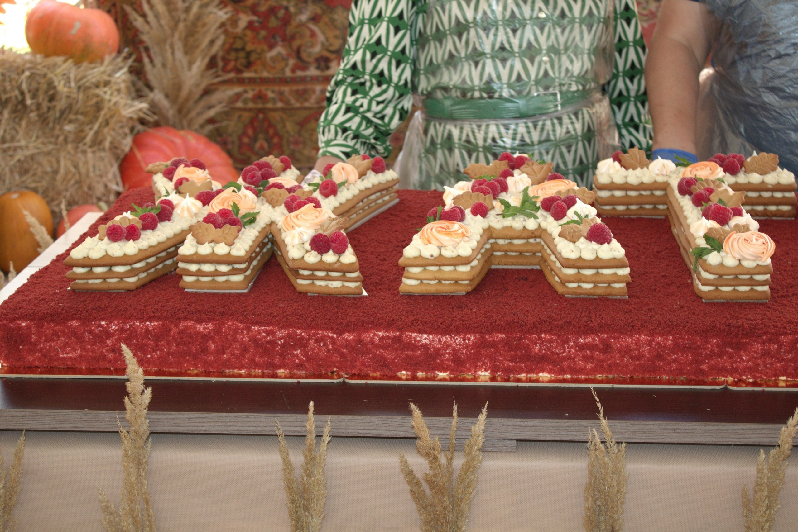 вкусные свежевыпеченные пирожные