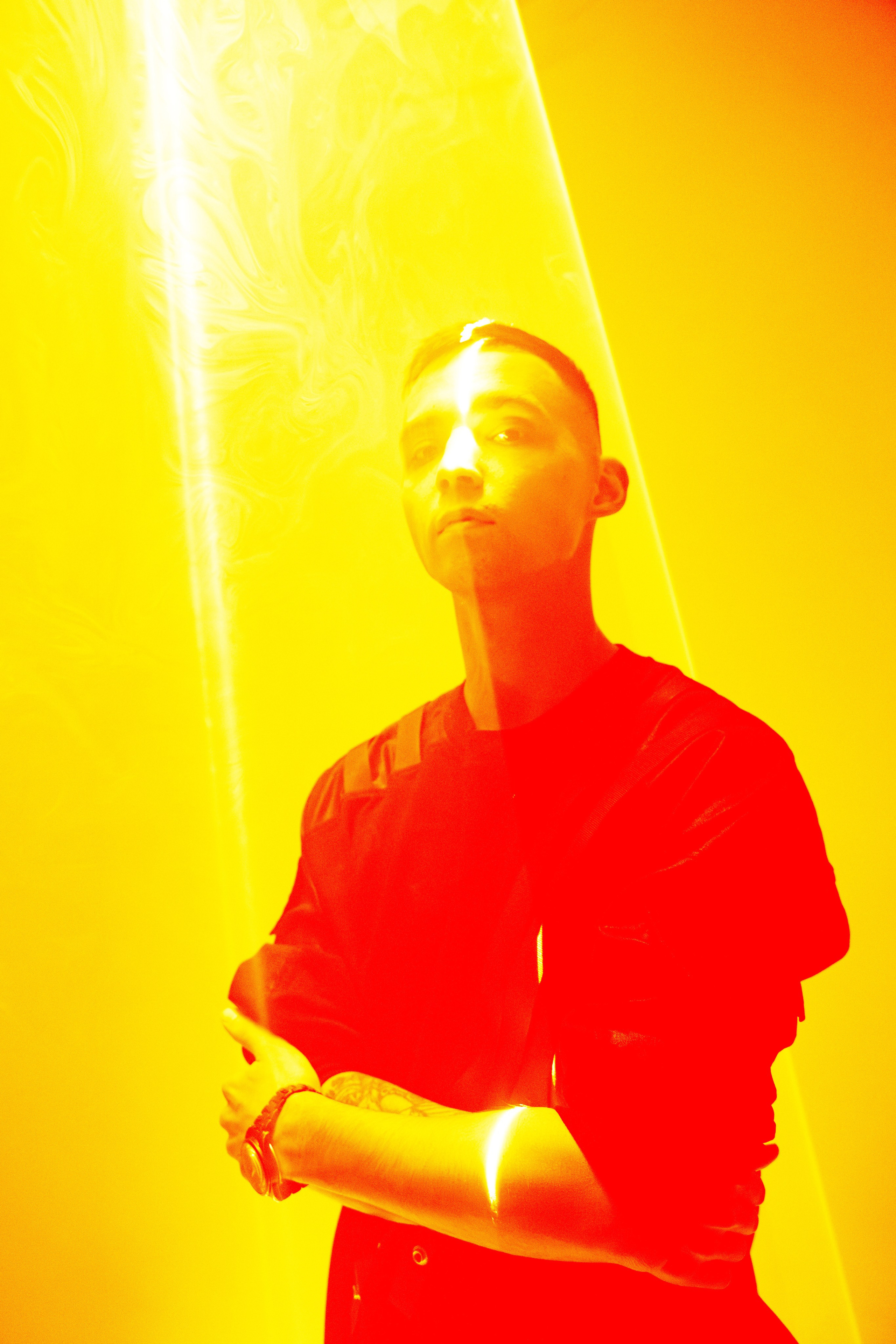 Портрет с жёлто-красным лазерным светом и мягким дымом. Стиль бегущий по лезвию.