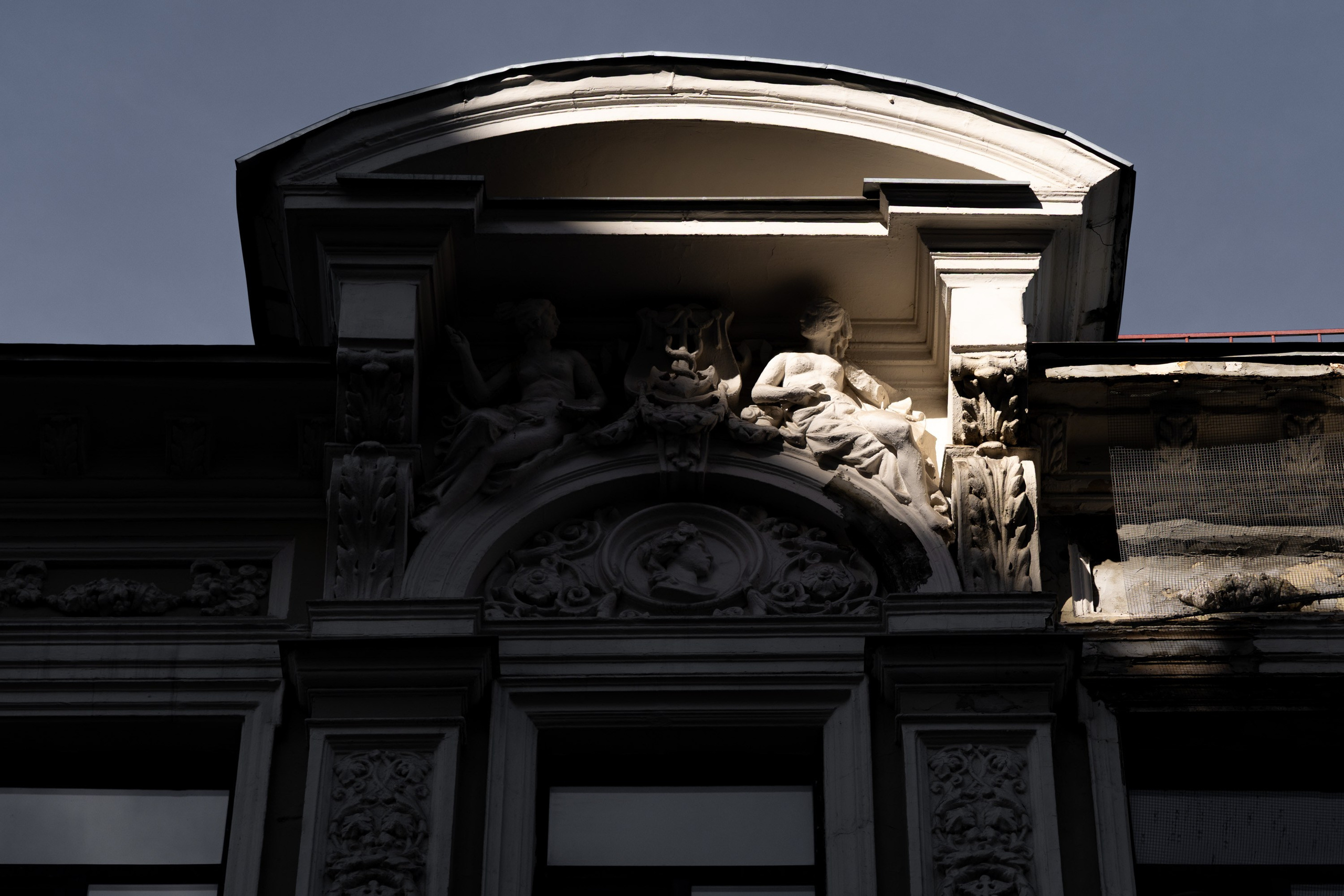 Свет и тень в городе. Фотограф в Москве. Шахабудин