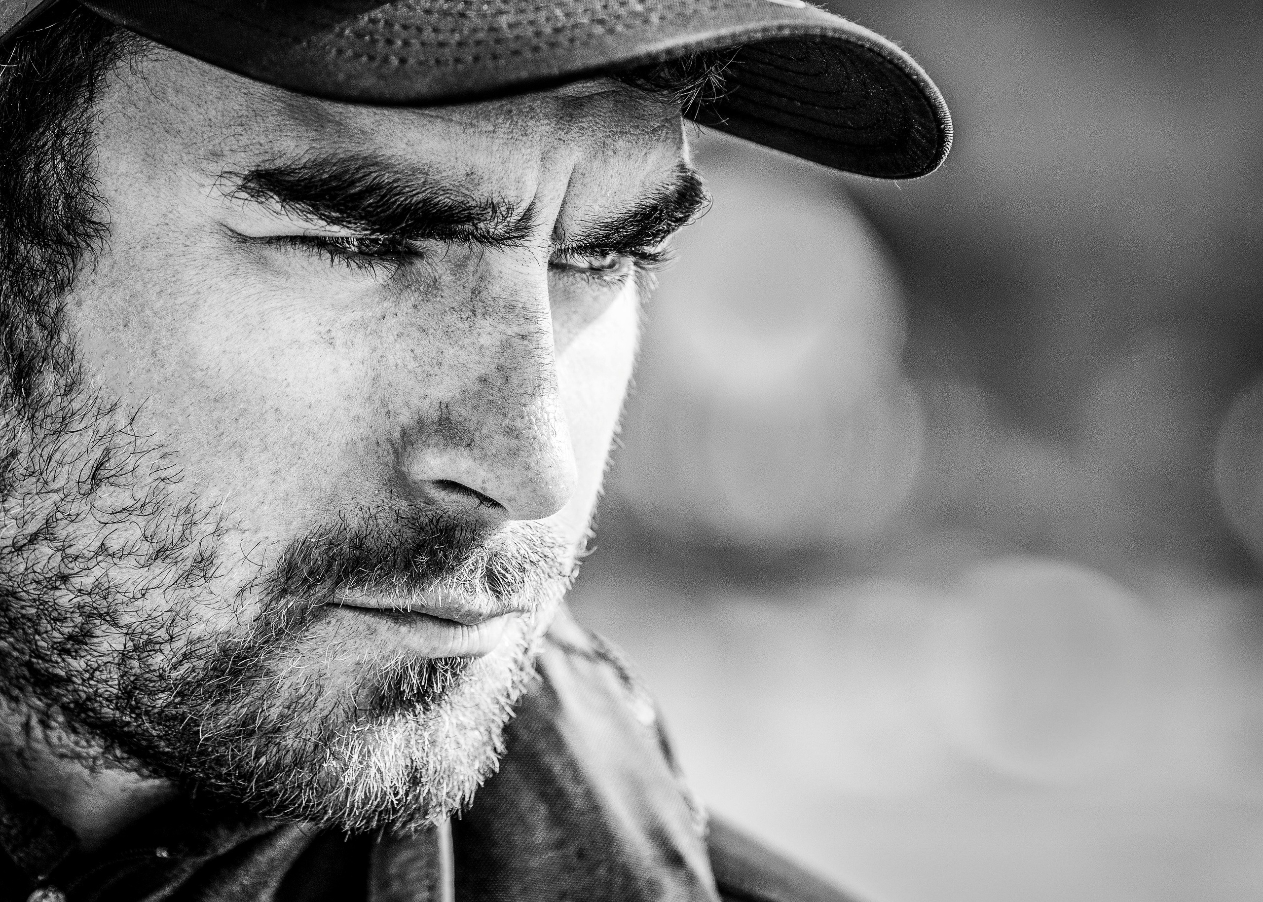 Яхтсмен крупным планом, финский спортсмен, черно-белый портрет.