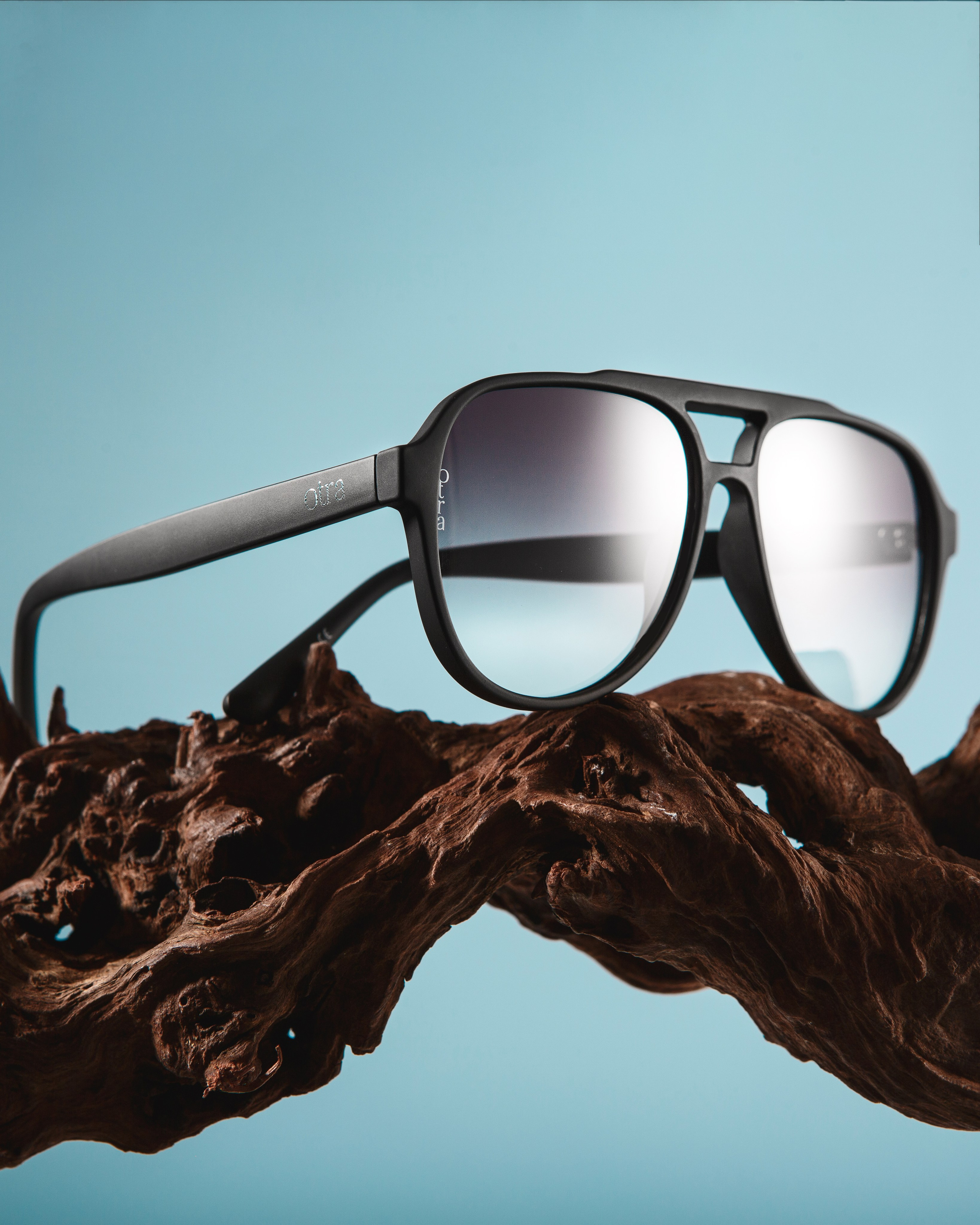 ФОТОСЪЁМКА ГЛЯНЦЕВЫХ / БЛИКУЮЩИХ ОБЪЕКТОВ. Ильшат Бикмиев — предметный фотограф. Каталог и рекламная съёмка для бизнеса Алматы. Качественные фото для бизнеса, маркетплейсов интернета