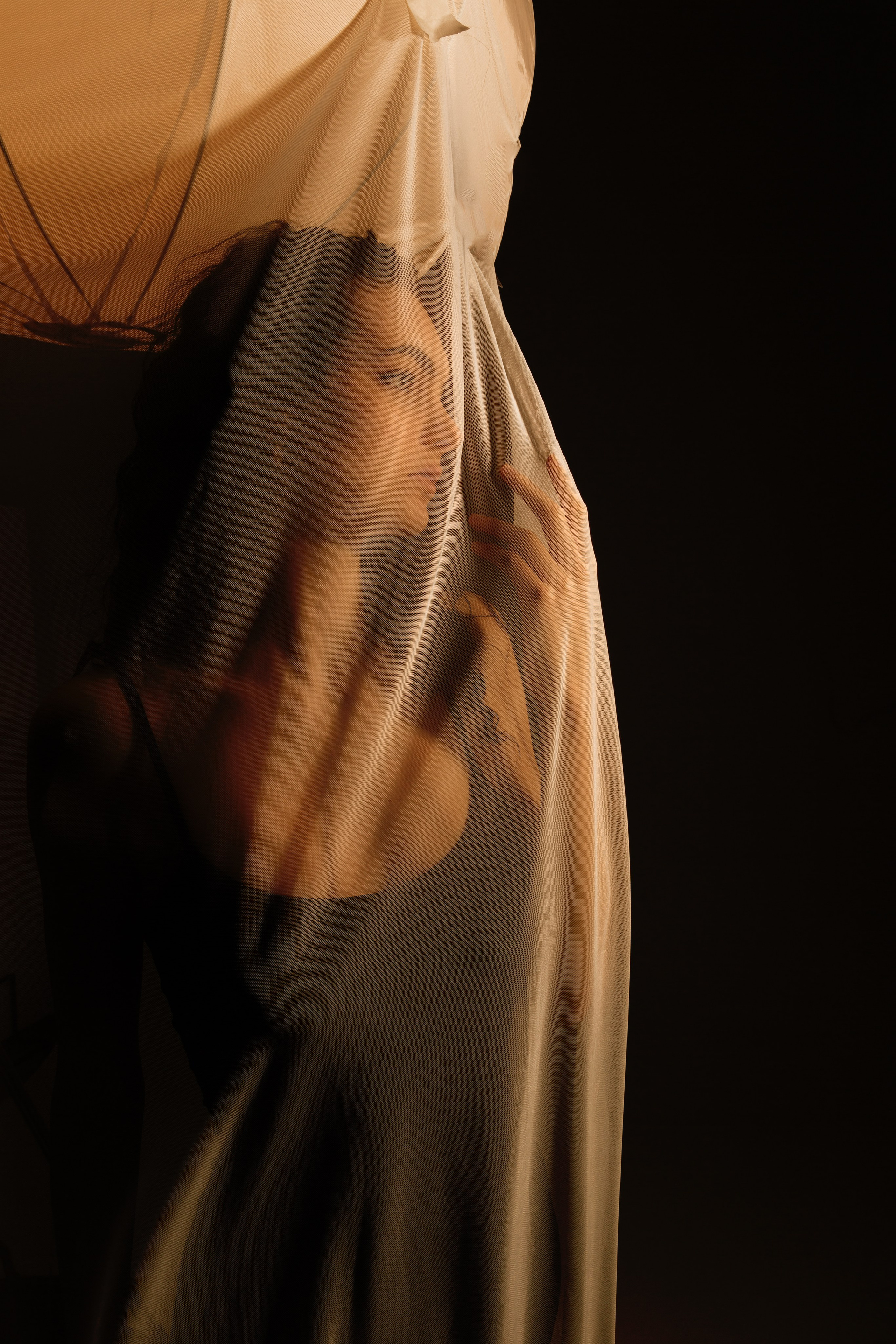 Индивидуальная фотосессия с акцентом на форму тела и текстиль