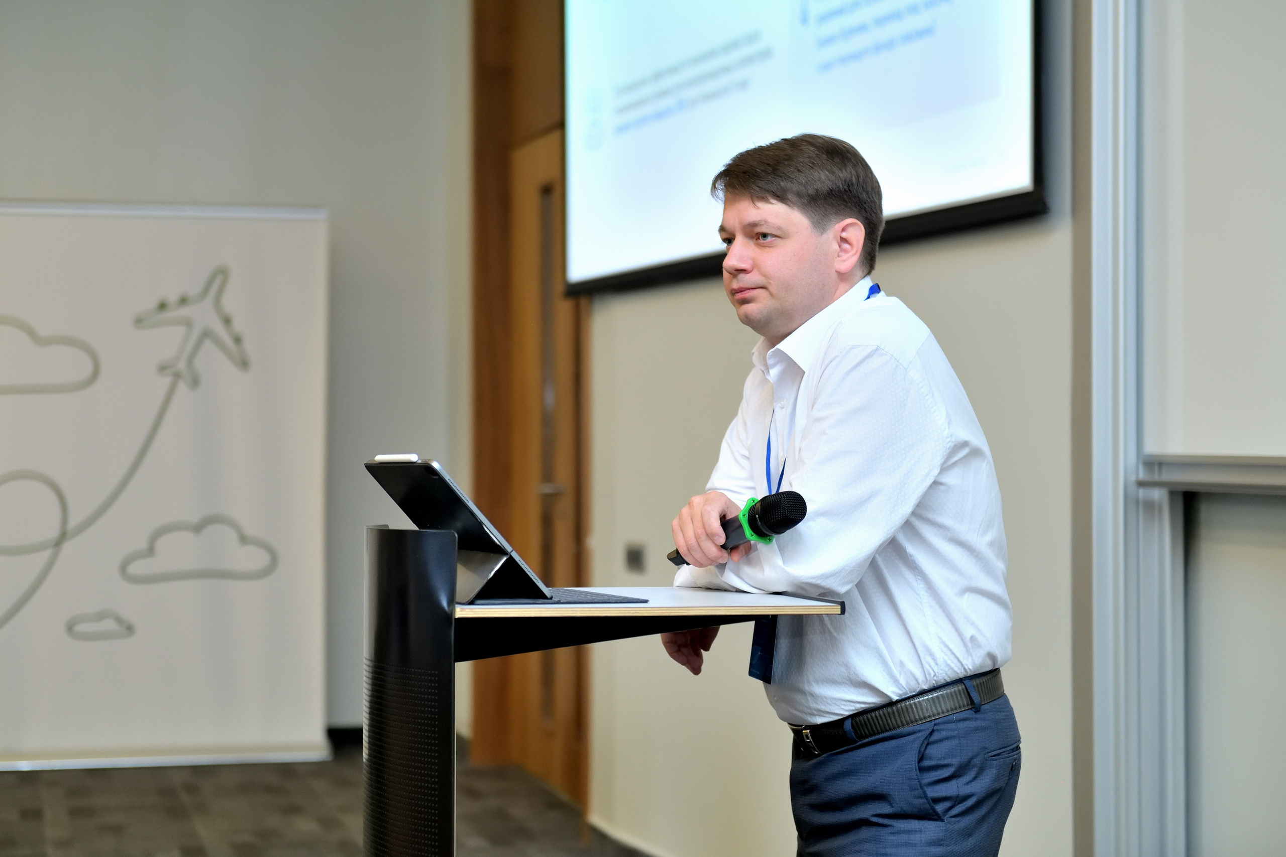 "Спикер за трибуной рассказывает свой доклад".