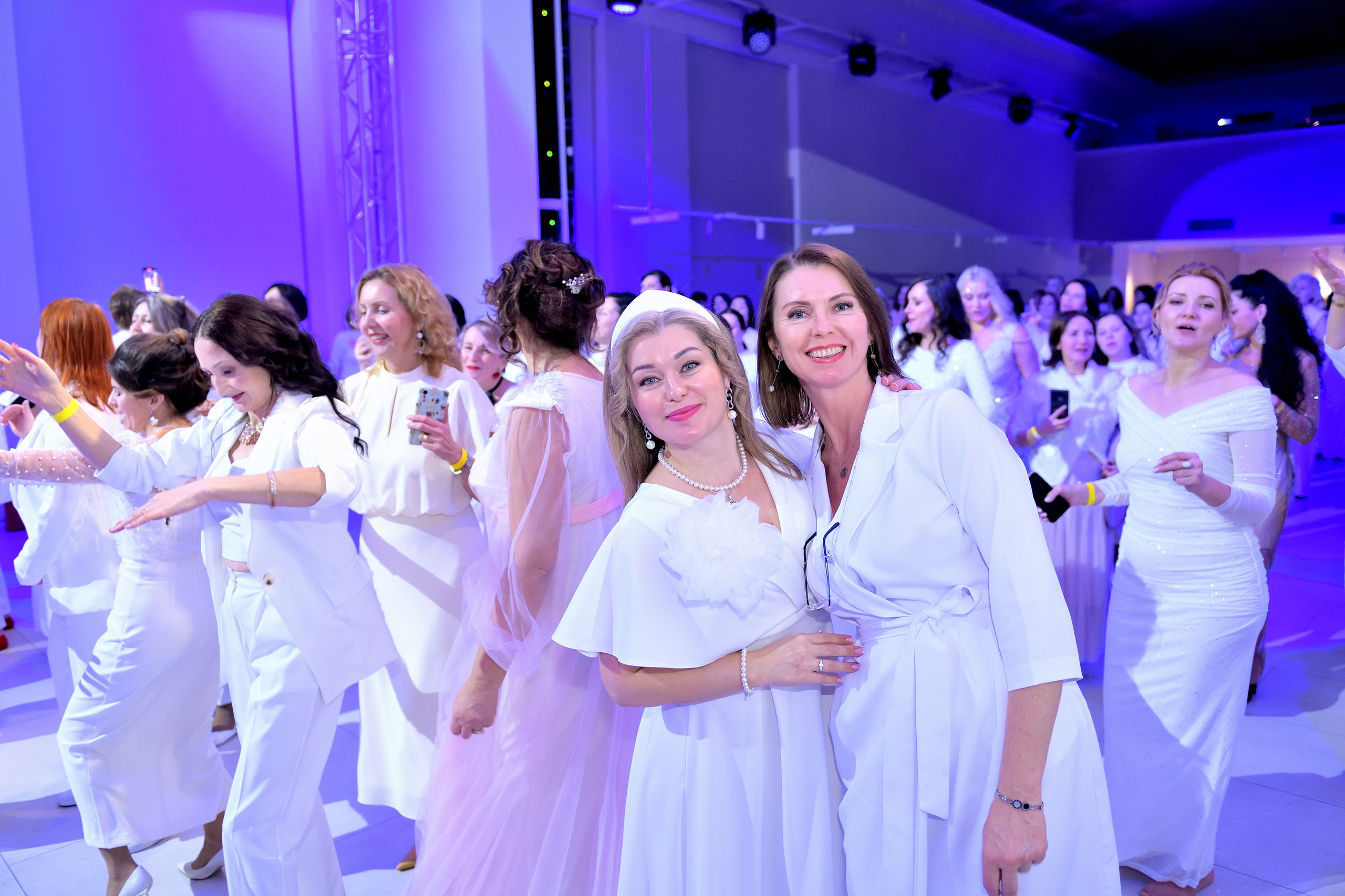 "Девушки в белом на мероприятии Ирины Маруниной".