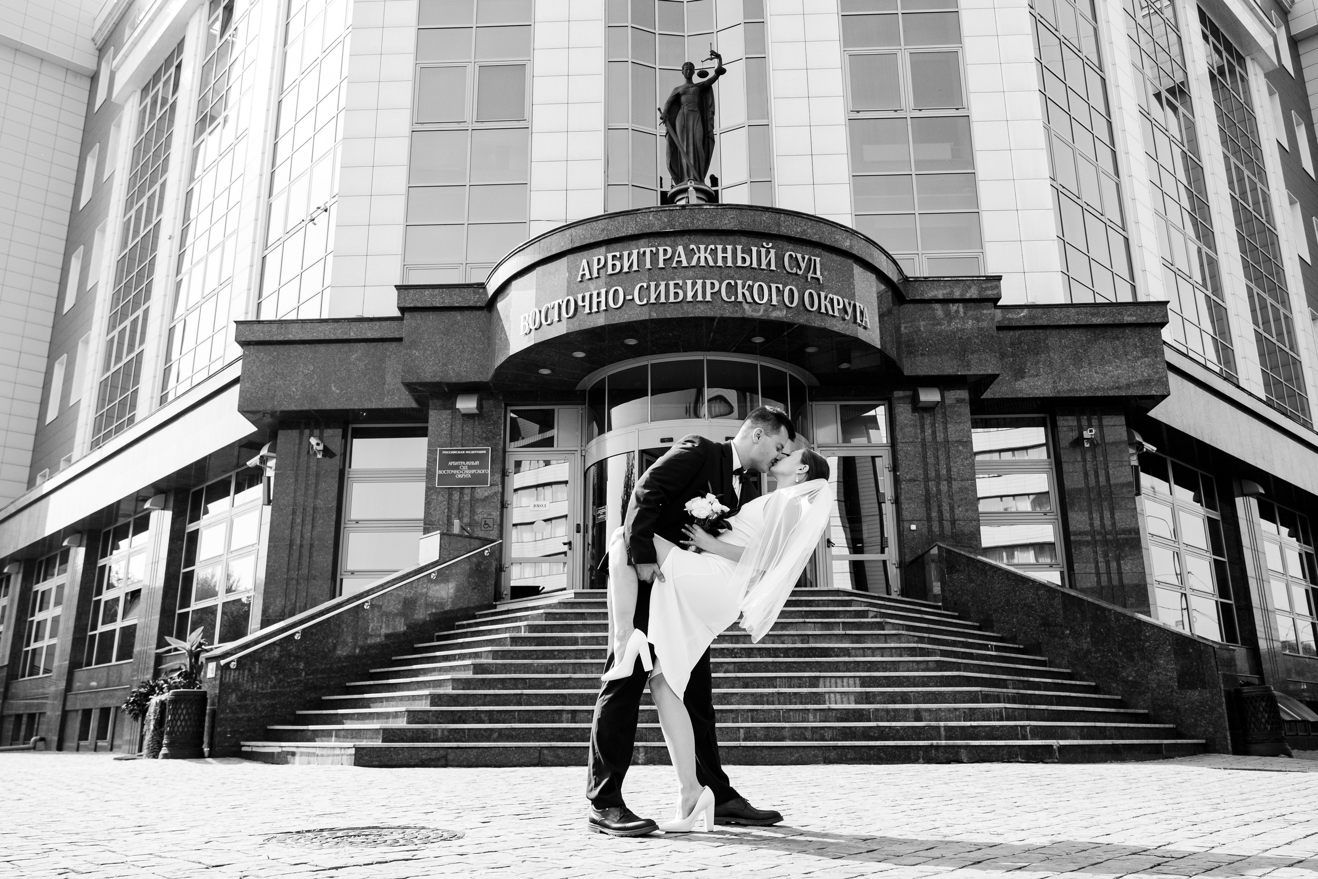 Свадебная прогулка в городе. Фотограф в Иркутске Анна Мирошникова