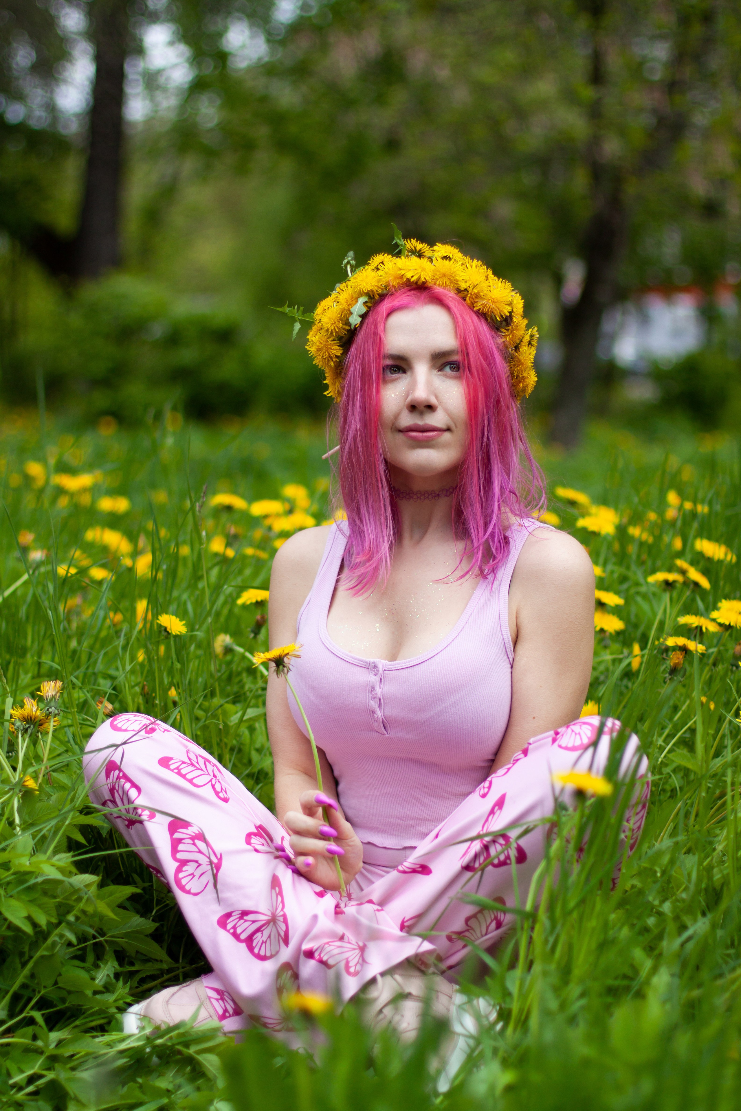 Цветущая яблоня и одуванчики. Эльвира. Артем Ершов. Фотограф, Тверь