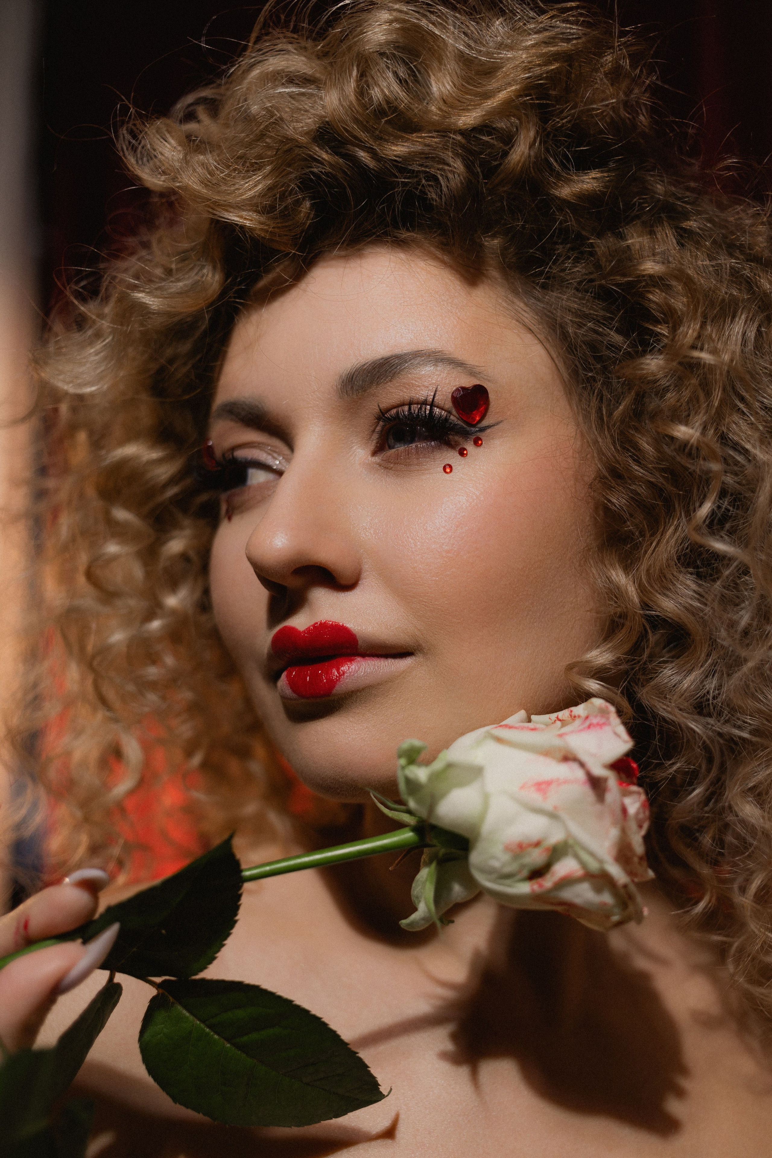 Красная королева из алисы в стране чудес карты красные розы. Фотограф Евпатория Крым