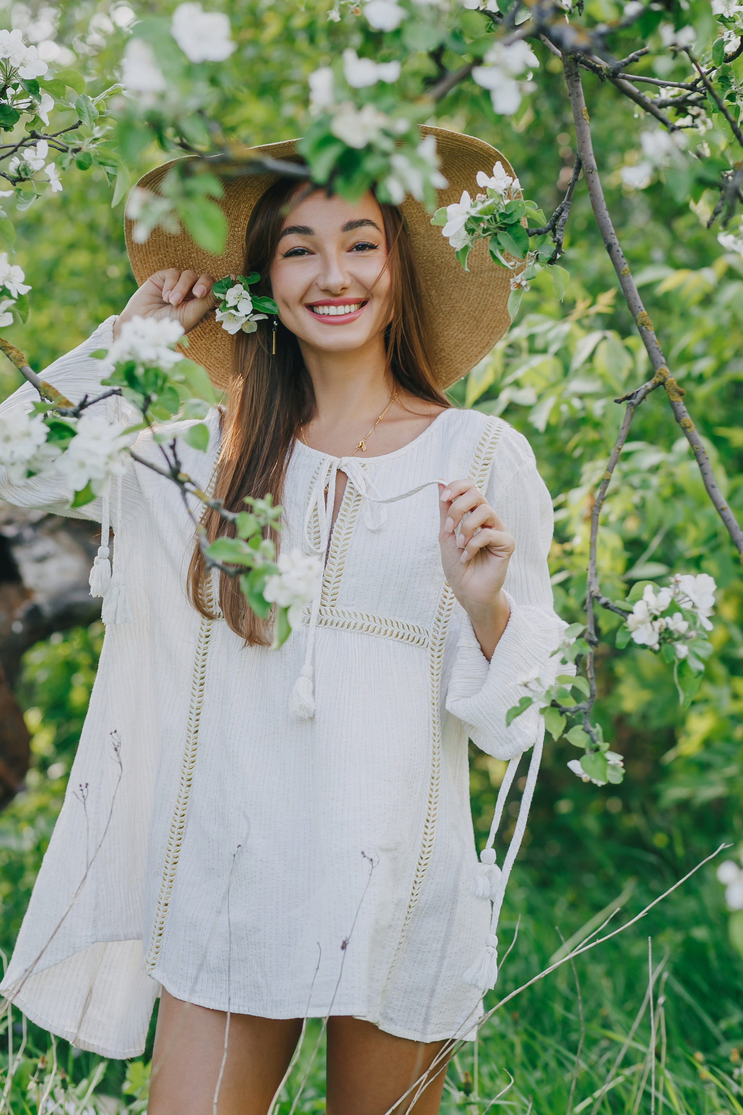 Портретная фотосессия красивой девушки в цветущем яблоневом саду. Свадебный и портретный фотограф в Липецке, Ельце, Воронеже, Москве, Тамбове 