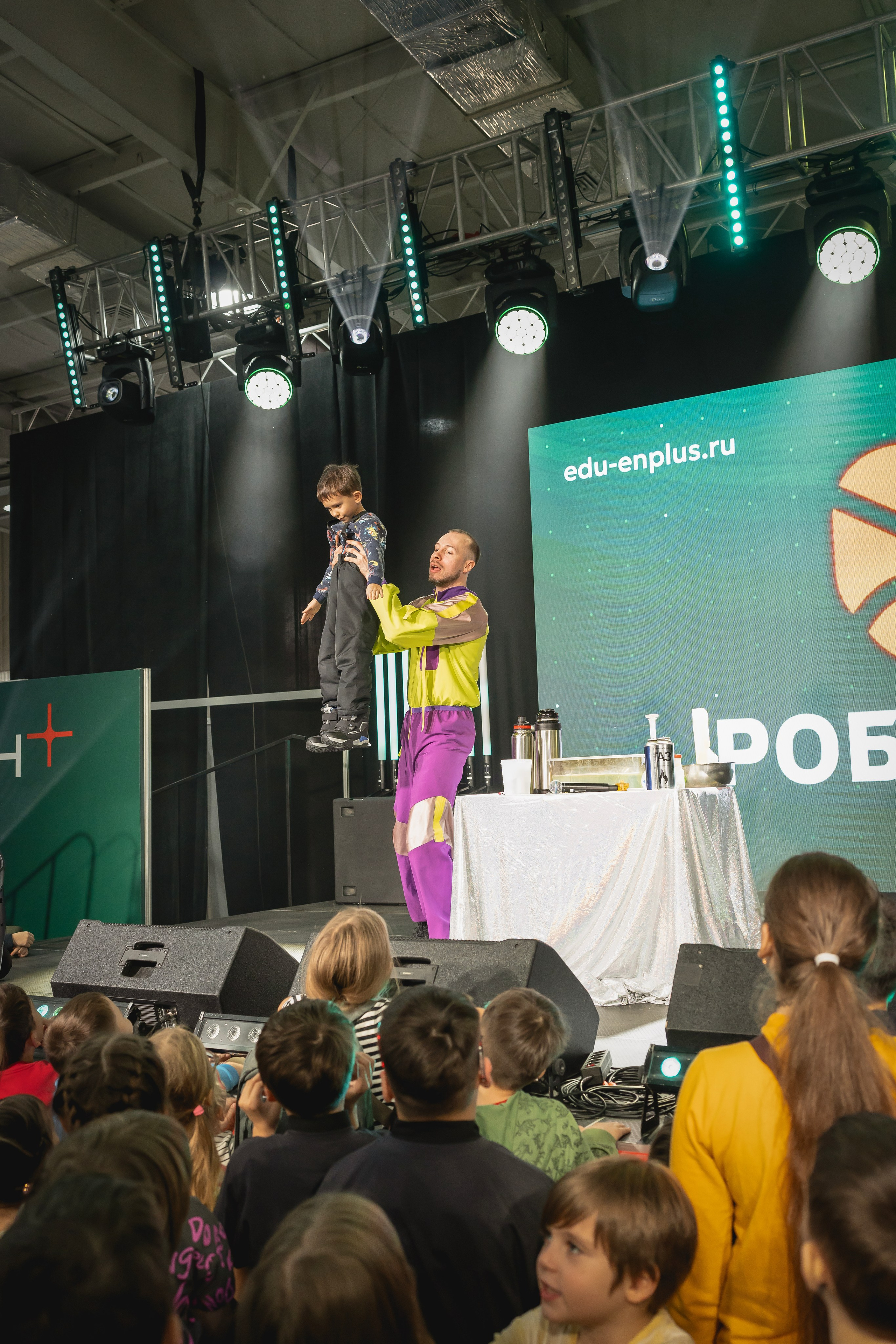 Робосиб в Сибэкспоцентре. Занимаюсь профессиональной фотографией и живу рядом с Байкалом. Работаю в разных жанрах