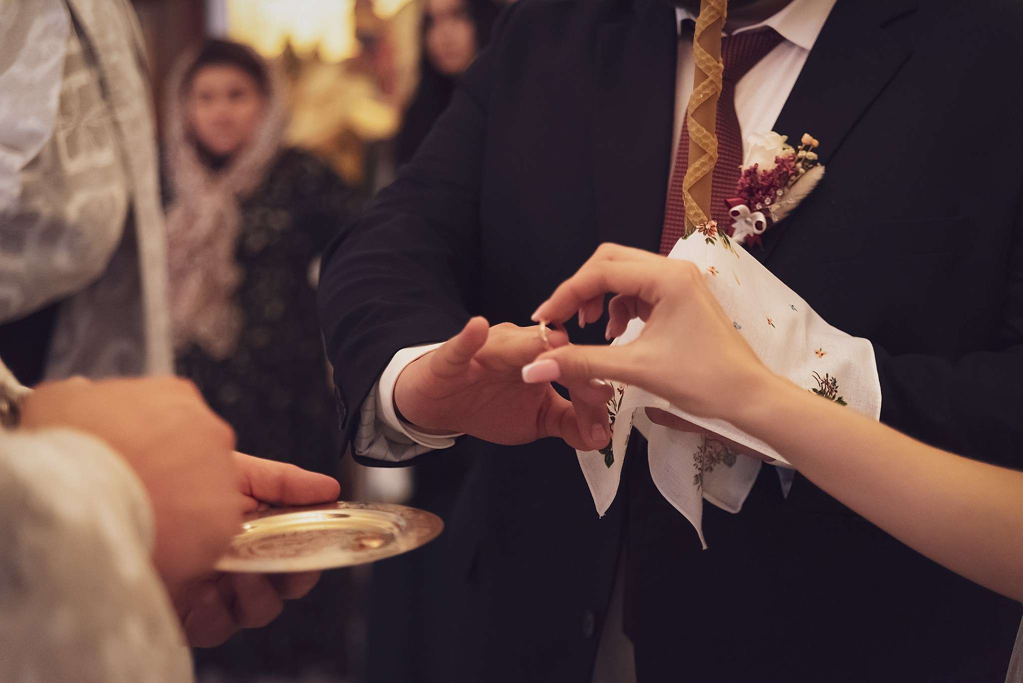 Фотосъемка венчания - молодожены обручаются кольцами в храме