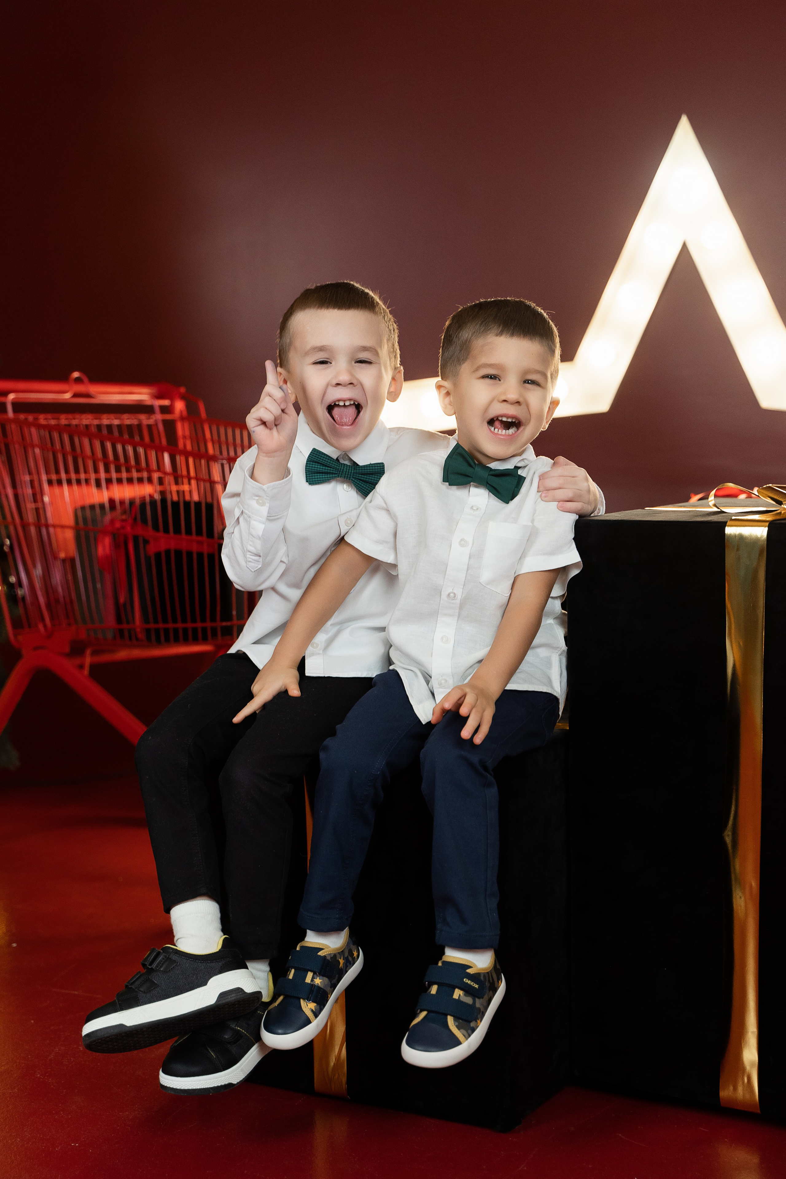 Новогодняя фотосессия с красной циклорамой. Фотограф Татьяна Мамонтова