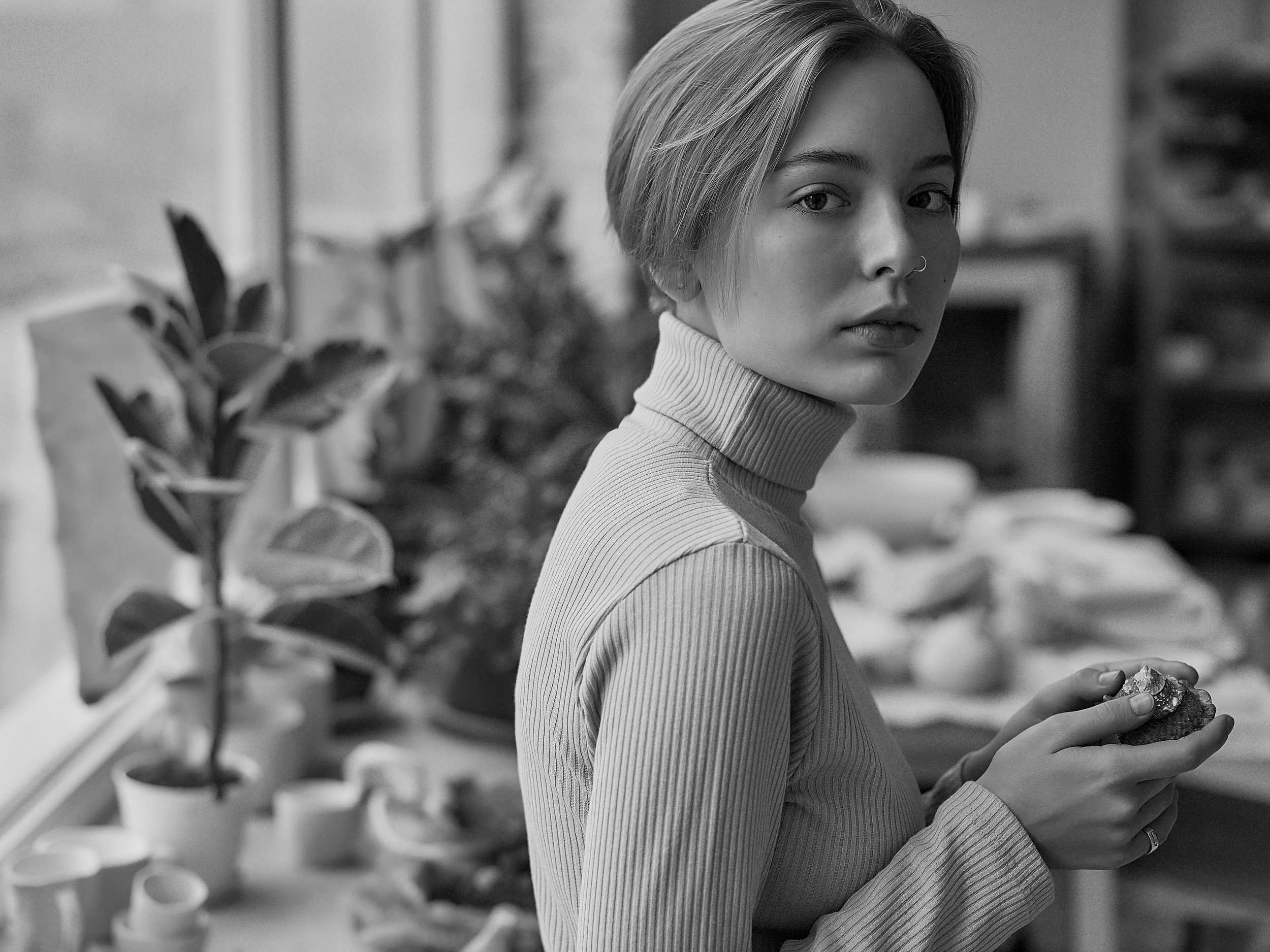 Аня в студии керамики. Фотограф для людей и брендов в Санкт-Петербурге