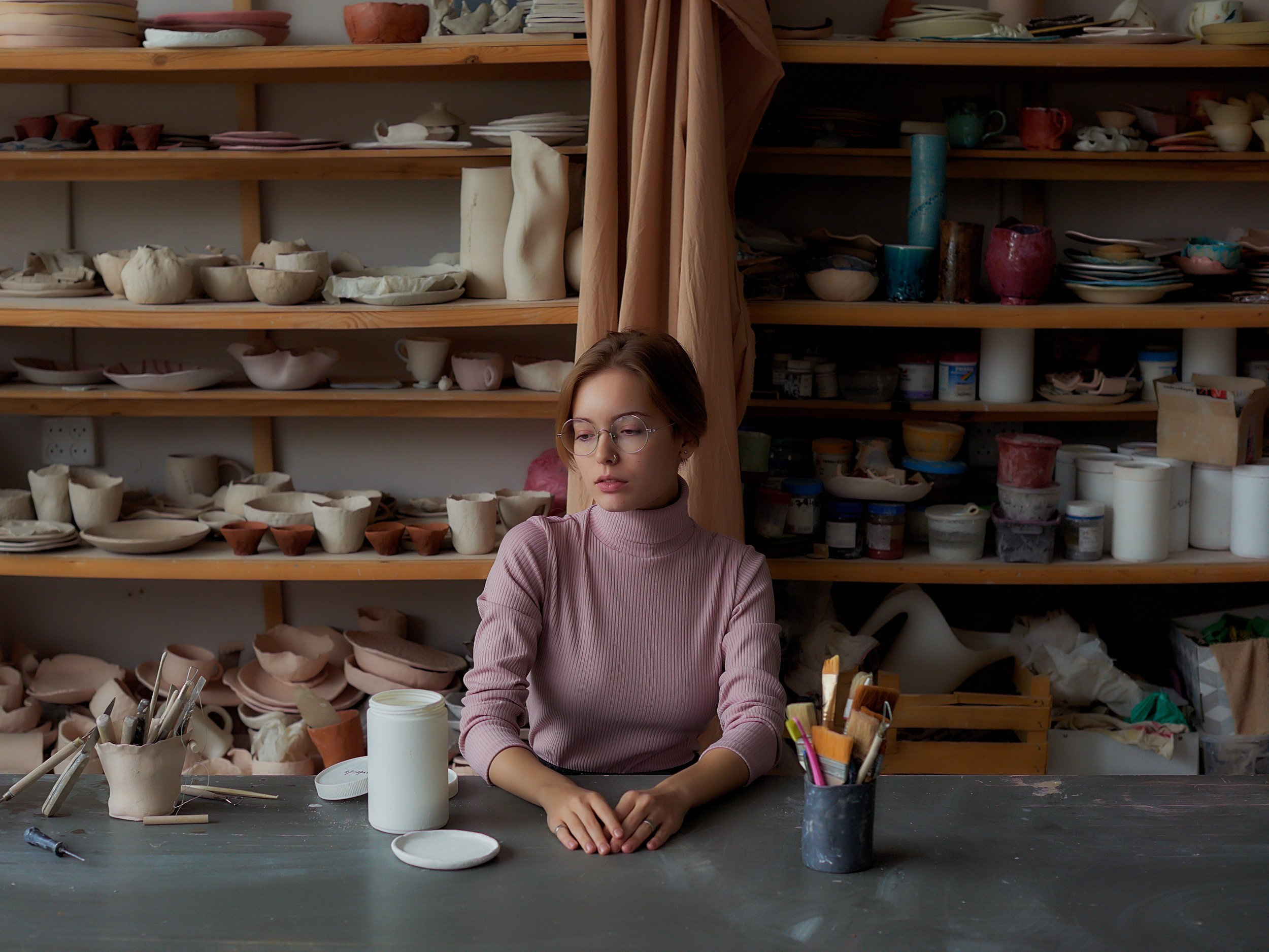 Аня в студии керамики. Фотограф для людей и брендов в Санкт-Петербурге