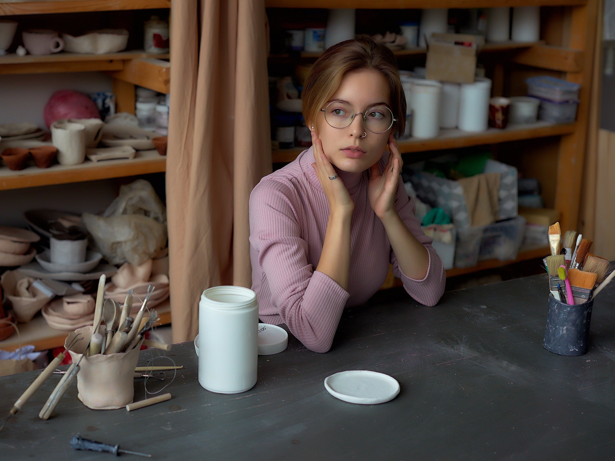 Аня в студии керамики. Фотограф для людей и брендов в Санкт-Петербурге