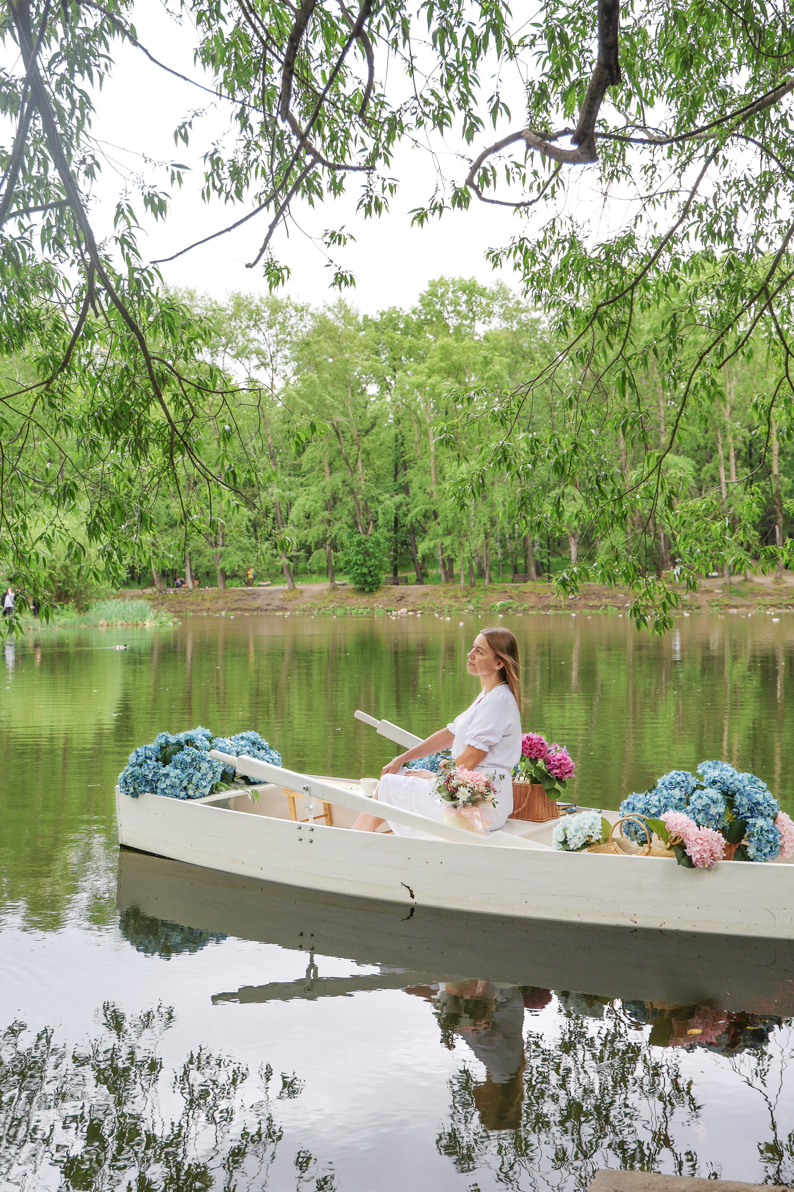 Фотосессия в лодке, лодка, озеро, платье, книга, шляпа, зонт, перчатки, весла, лето. Свадебный, семейный, женский и детский фотограф из Екатеринбурга