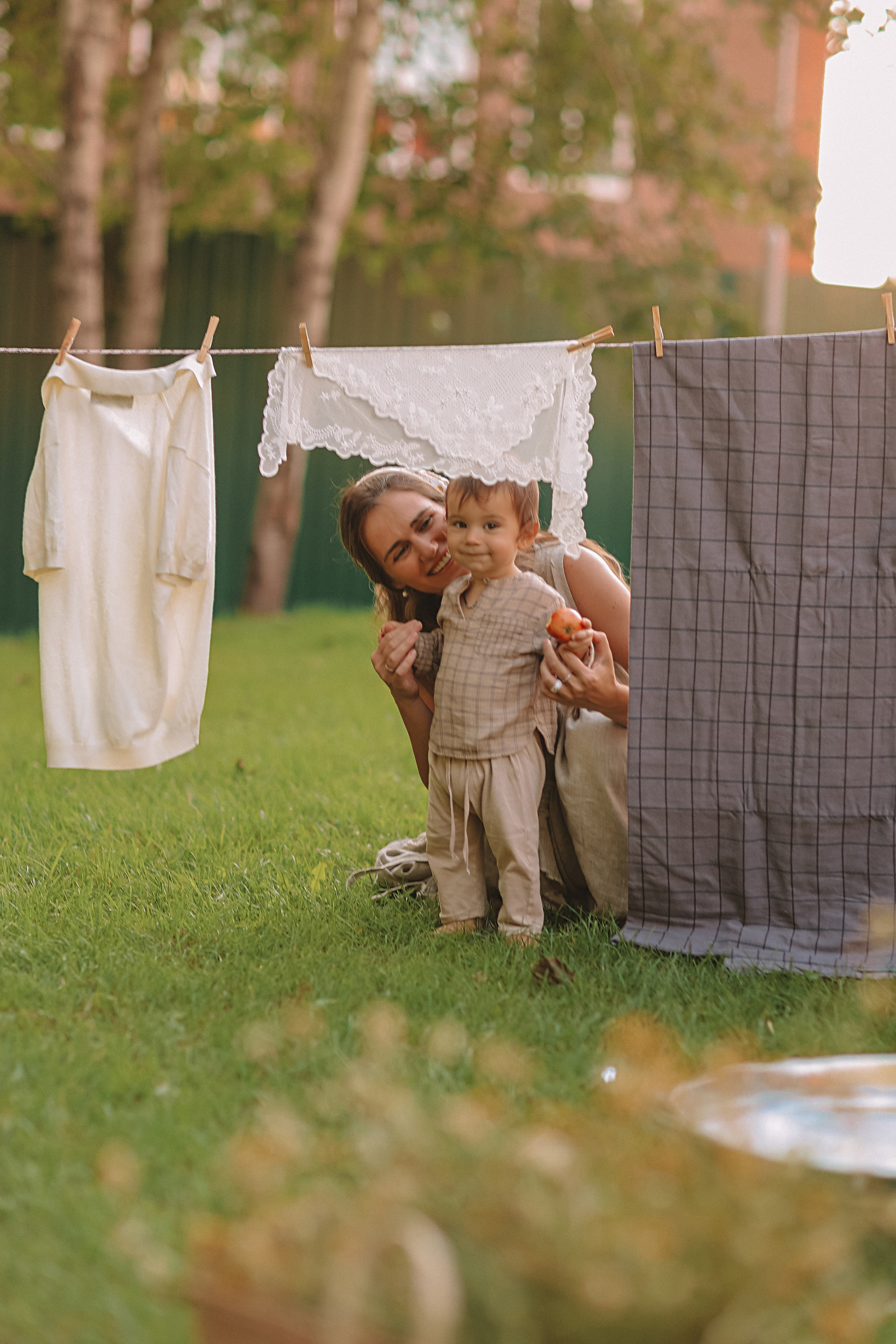 Стирка у дома. Семейный фотограф Тюмень, фотограф на роды Салмина Мария