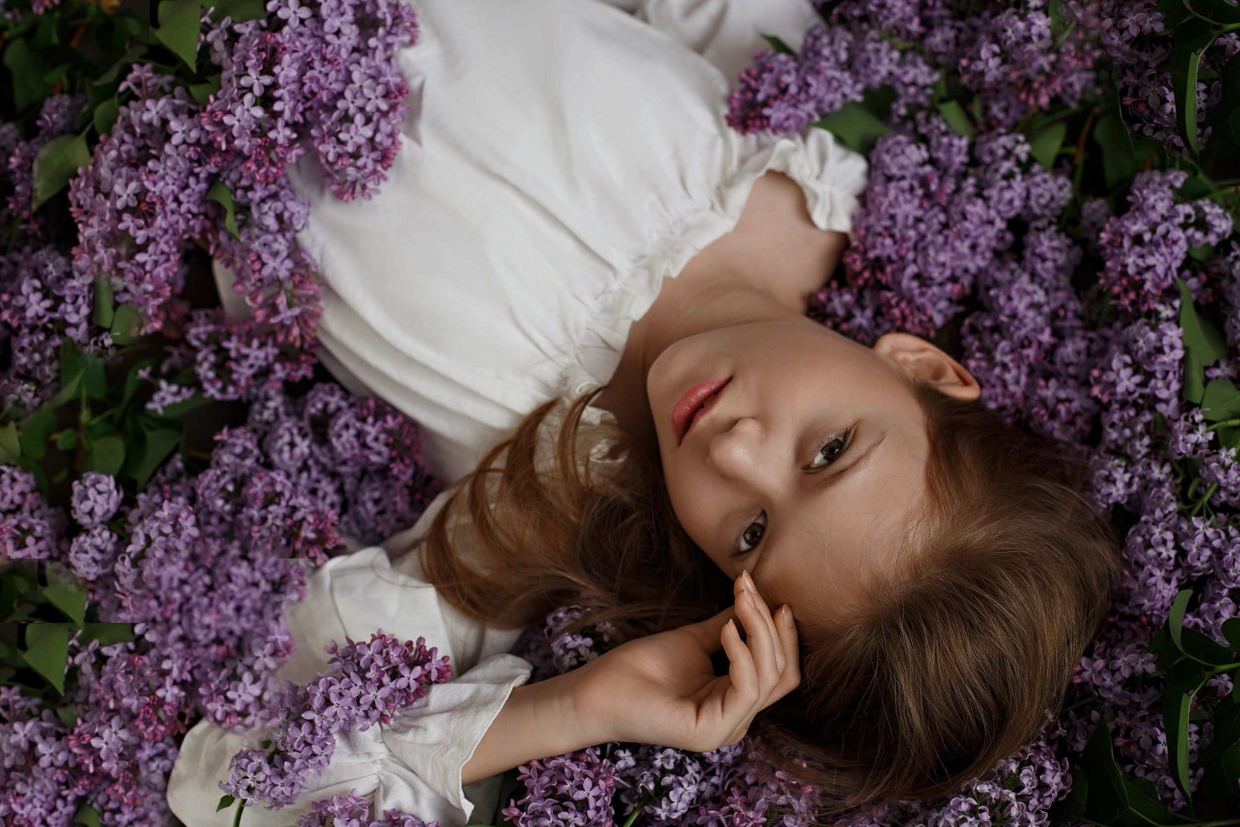 Красивая девушка в цветах сирени 