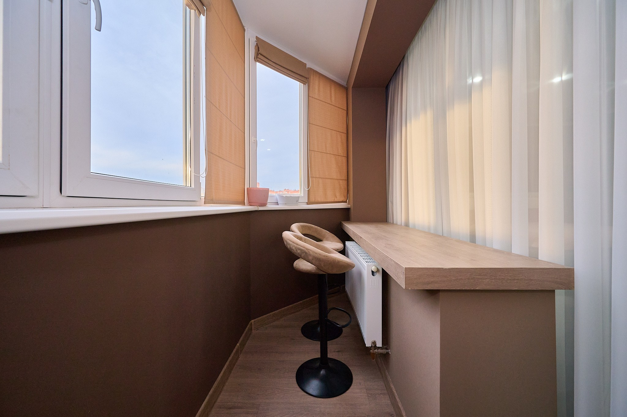 балкон в светлых цветах стол деревянный