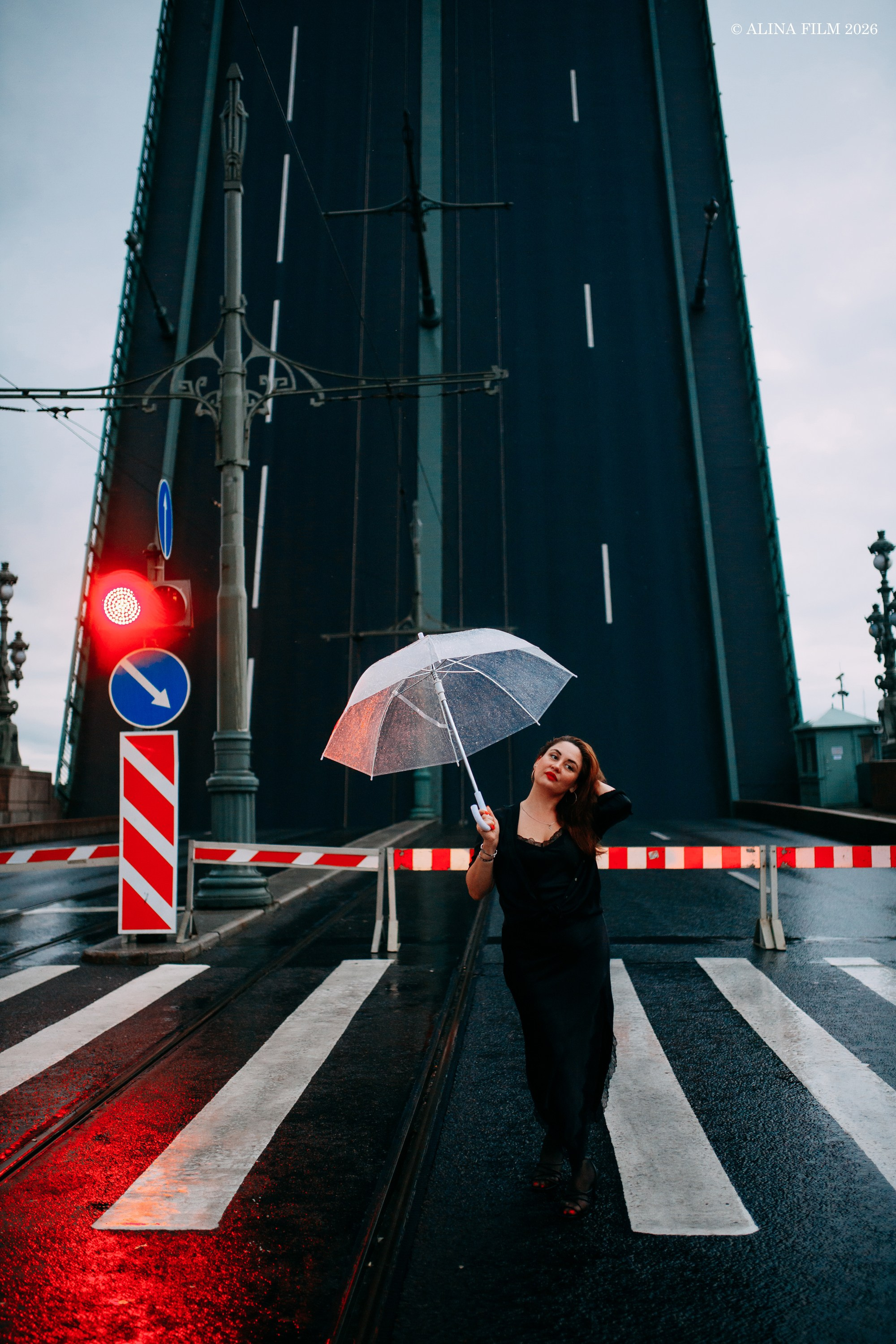 Фотосессия в дождь на разведенных мостах. Фотограф в Санкт-Петербурге Alina Film