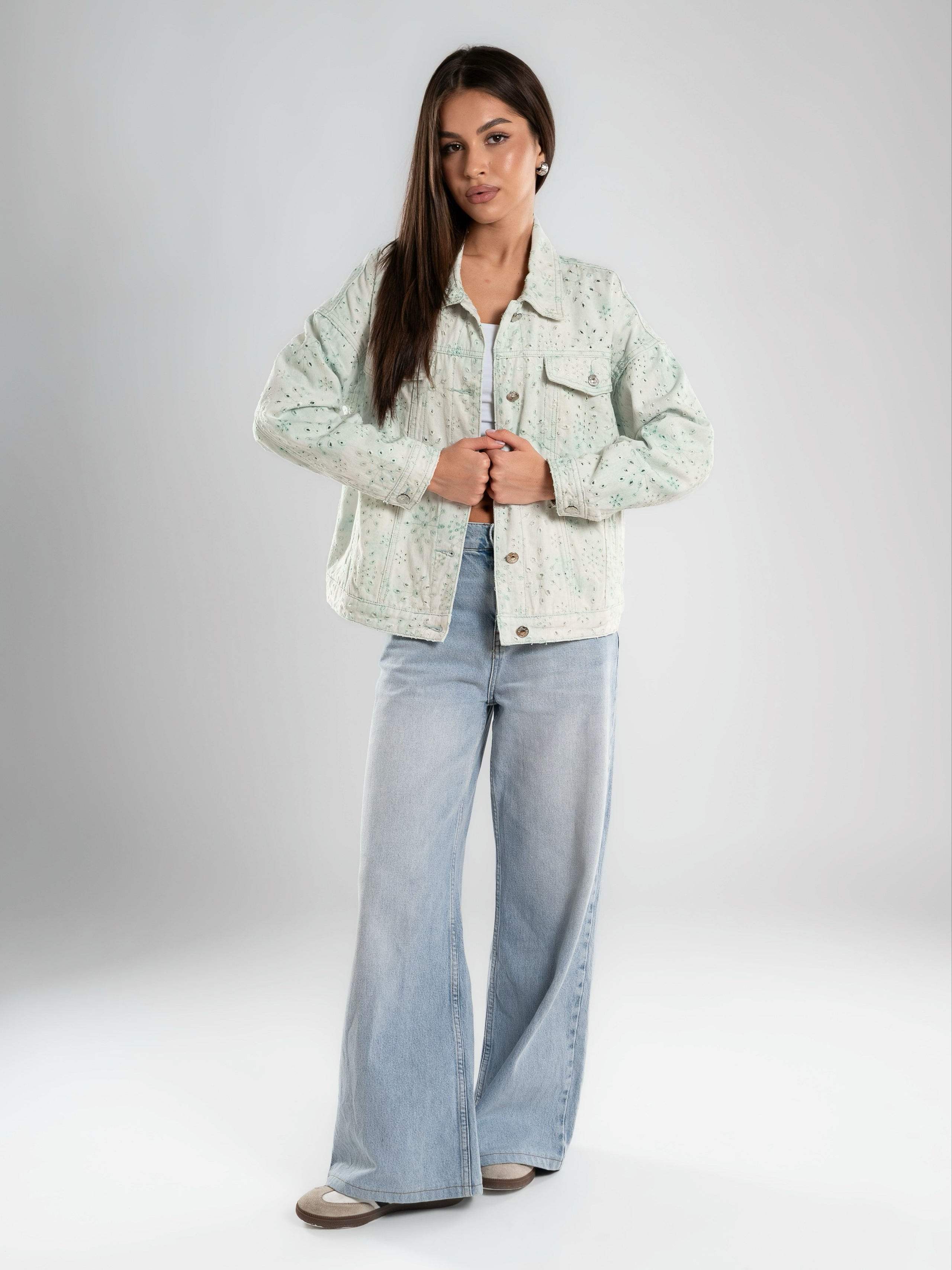 Джинсовые куртки на 2х моделях. Предметный фотограф, фото для маркетплейсов Пятигорск, КМВ