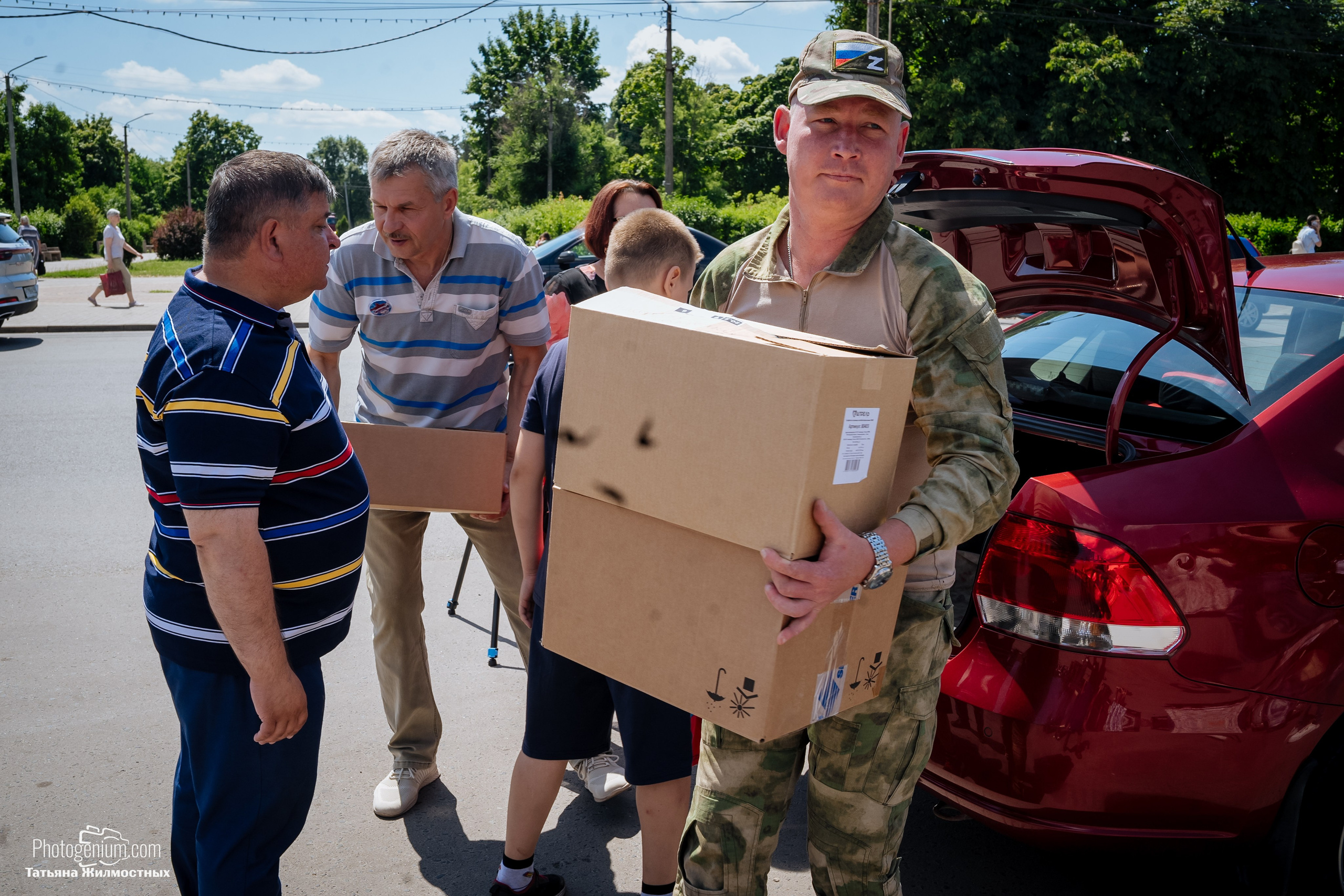 8 июня «Патриоты из Курска» сбор гуманитарной помощи у кинотеатра «Родина». Фотограф Нижний Новгород Татьяна Кейод