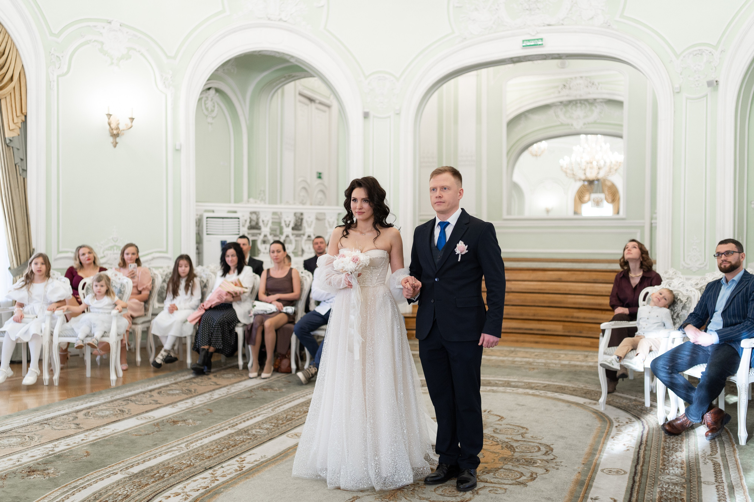 Супружеская пара в зале торжественной регистрации загса Петроградского района