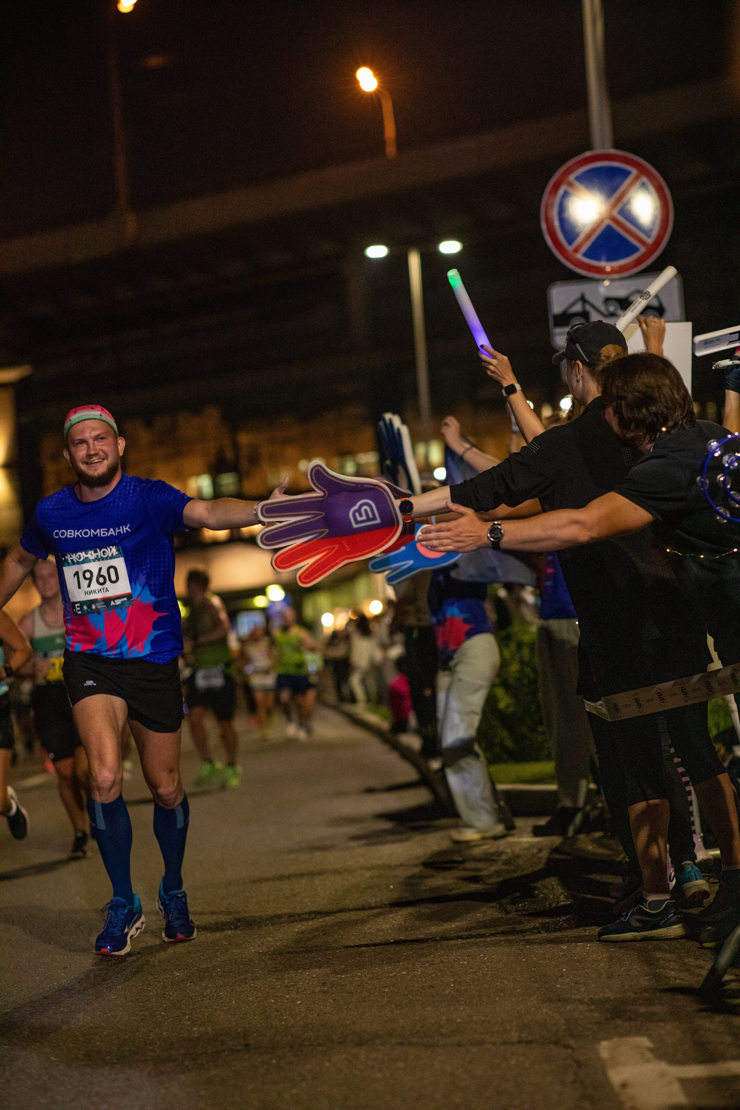 Ночной забег в ленте фотографий бегунов 03.08.24. Фотограф Сергей Ловкий