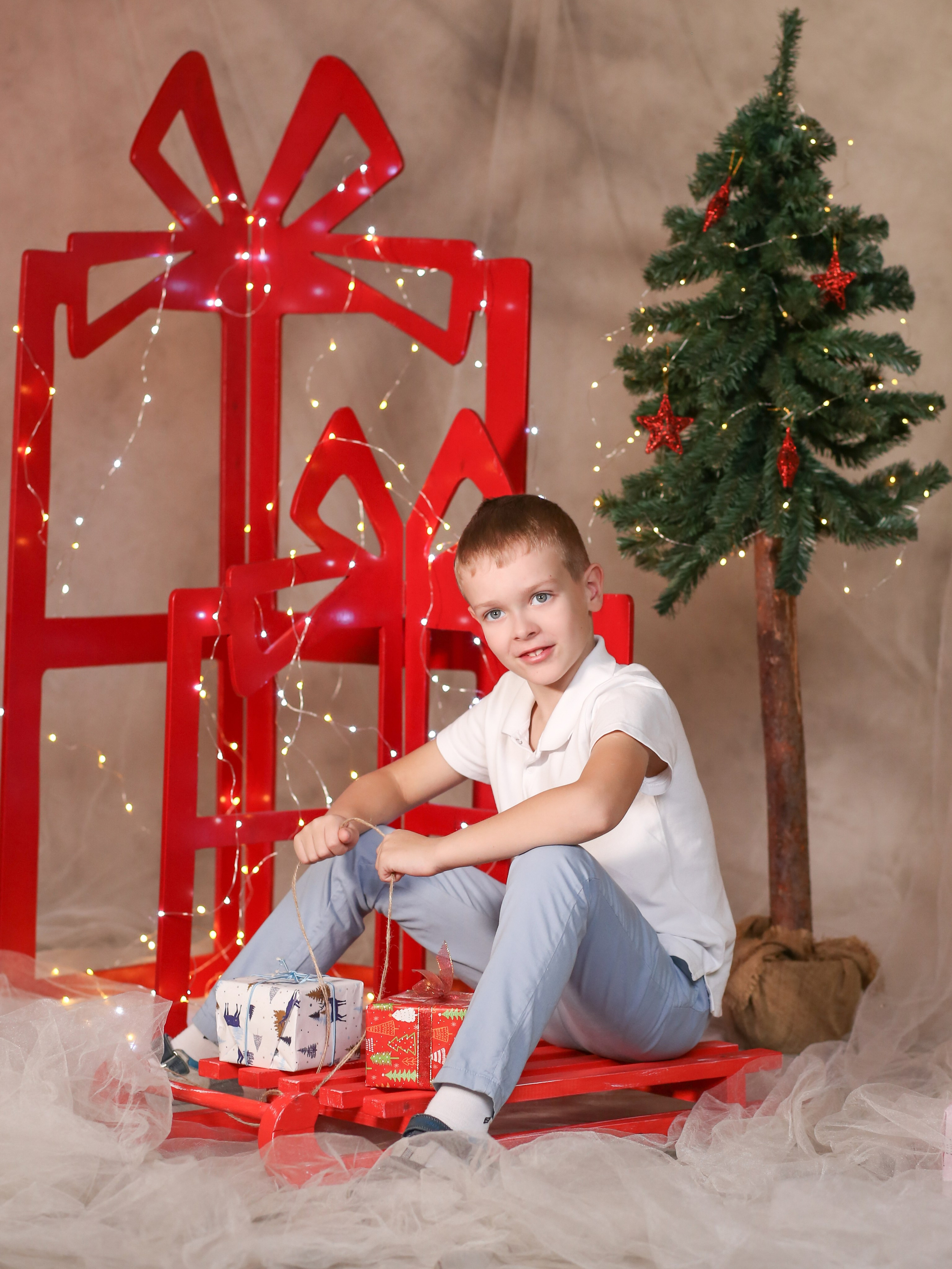 Общее фото в детском саду с выездным реквизитом в Тюмени. Выпускные альбомы в Тюмени для школ, садов, вузов спортивных секций