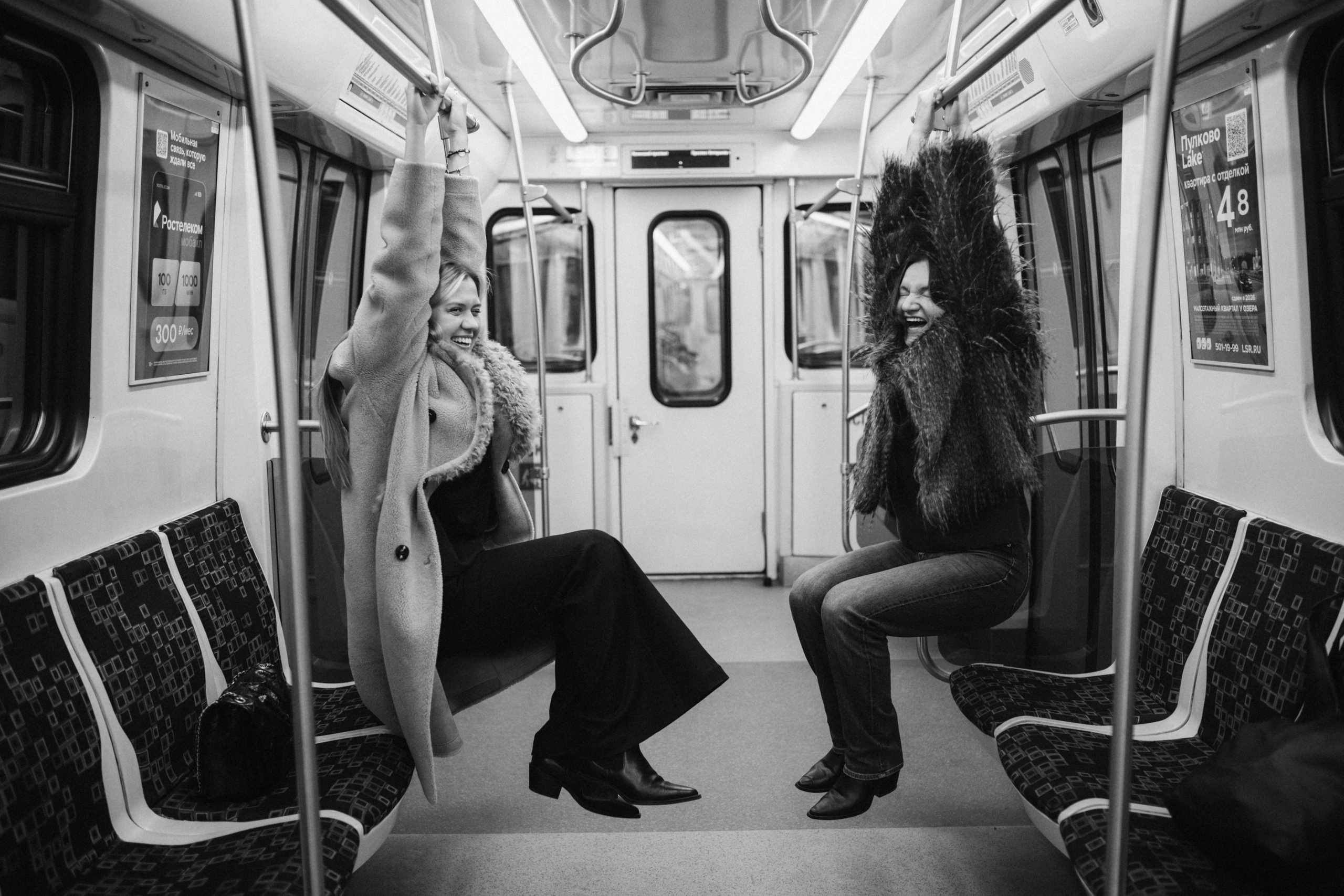 Катя и Кристина в метро. Klerout Photographer