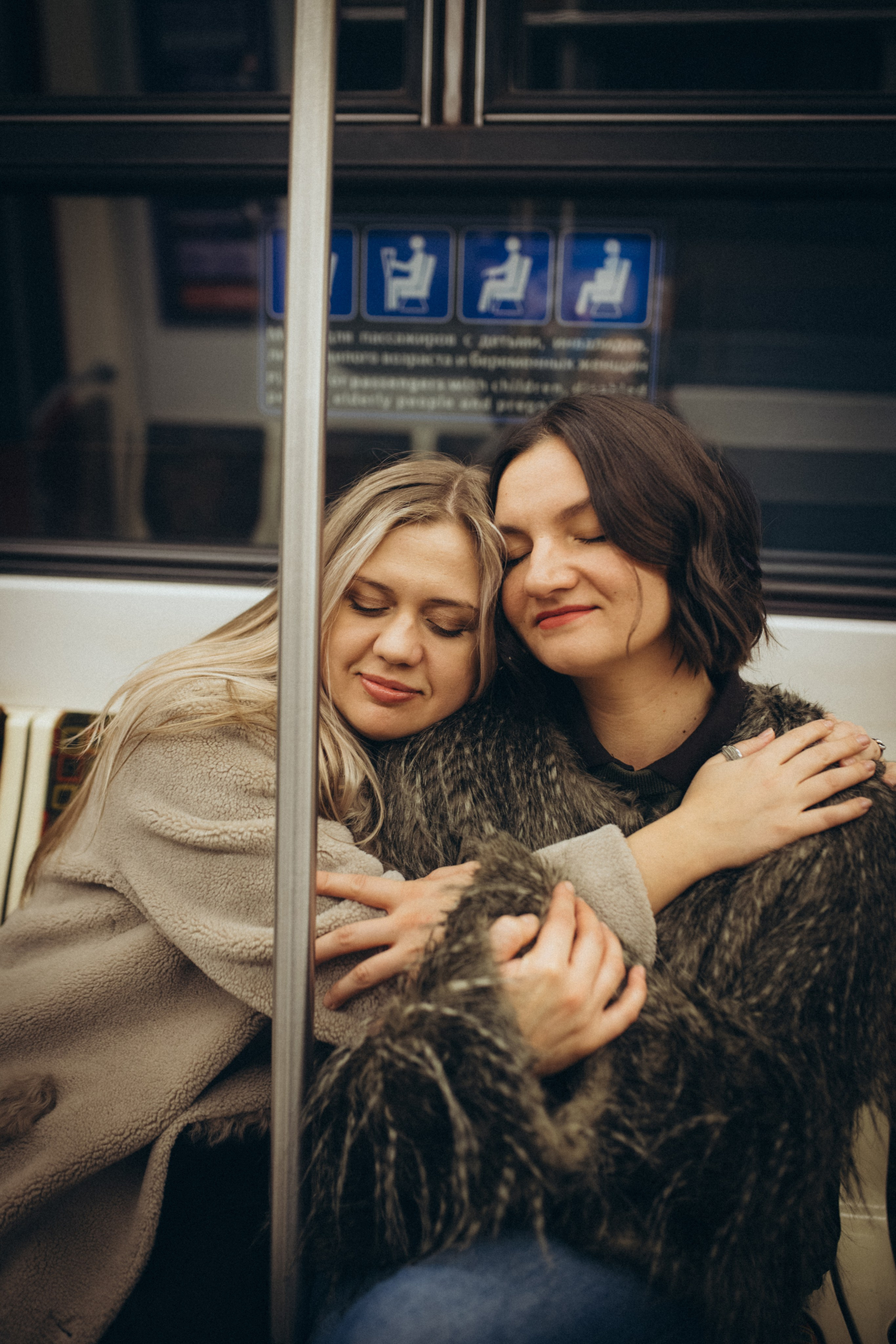 Катя и Кристина в метро. Klerout Photographer