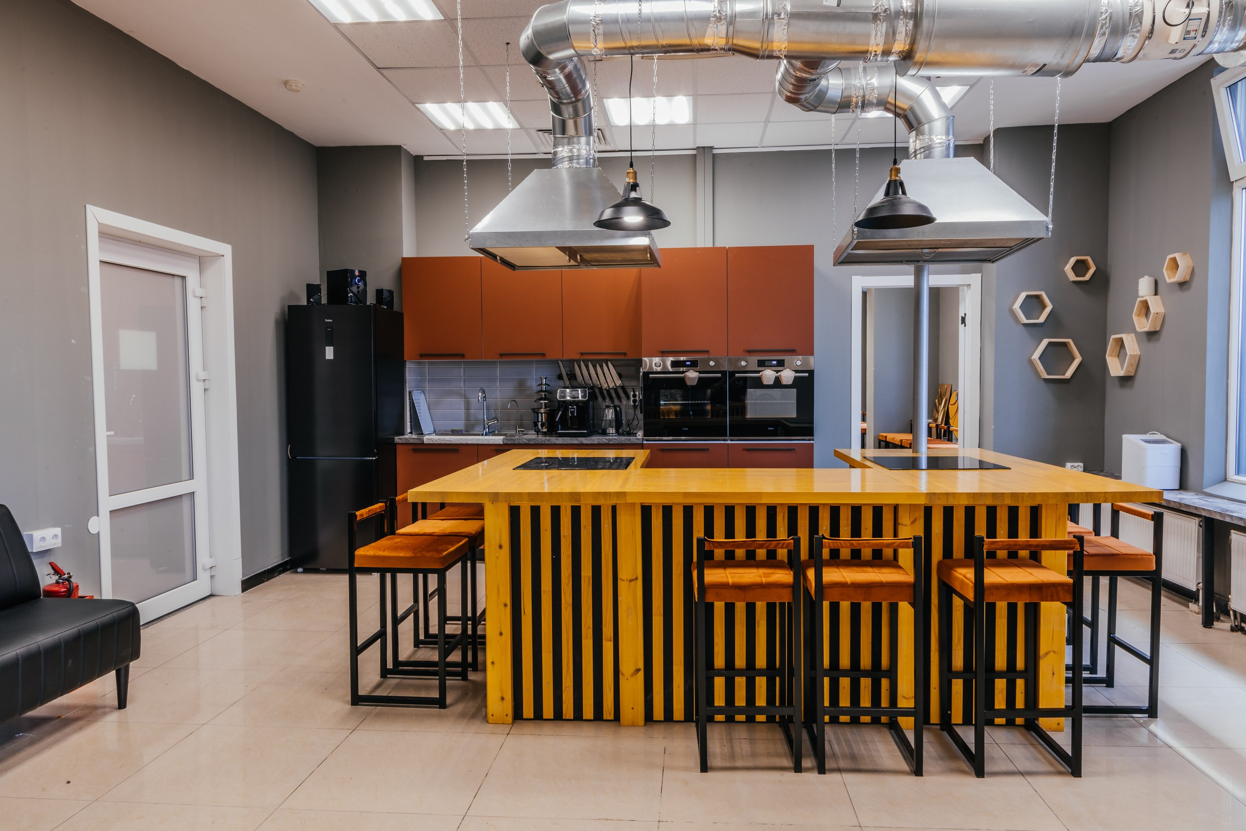 Интерьер Кулинарной, Гончарной, Стрелковой студии. Фотограф Алексей Солопов