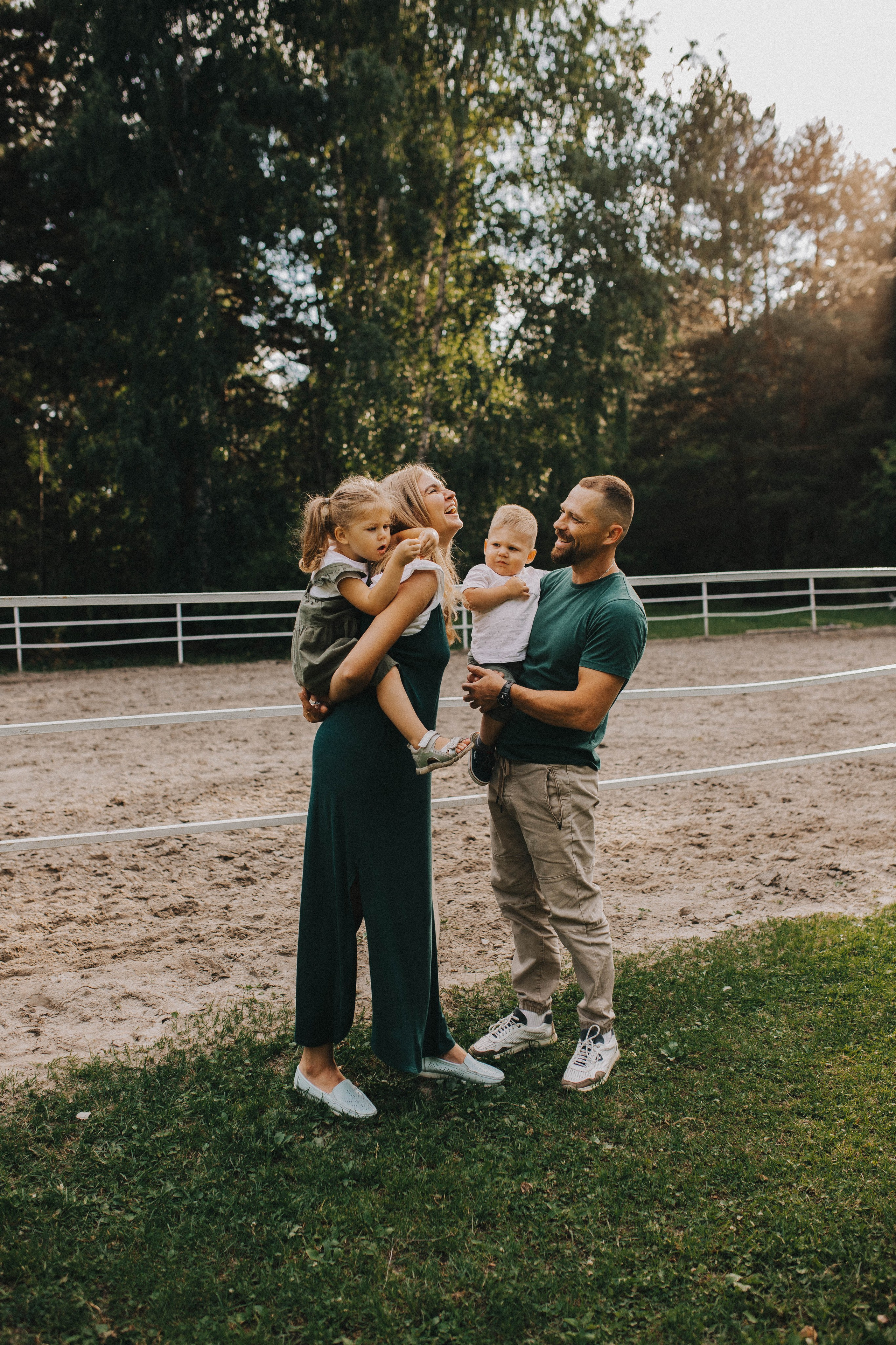 «Ма, па, поехали на лошадок смотреть!». Свадебный фотограф Новосибирск