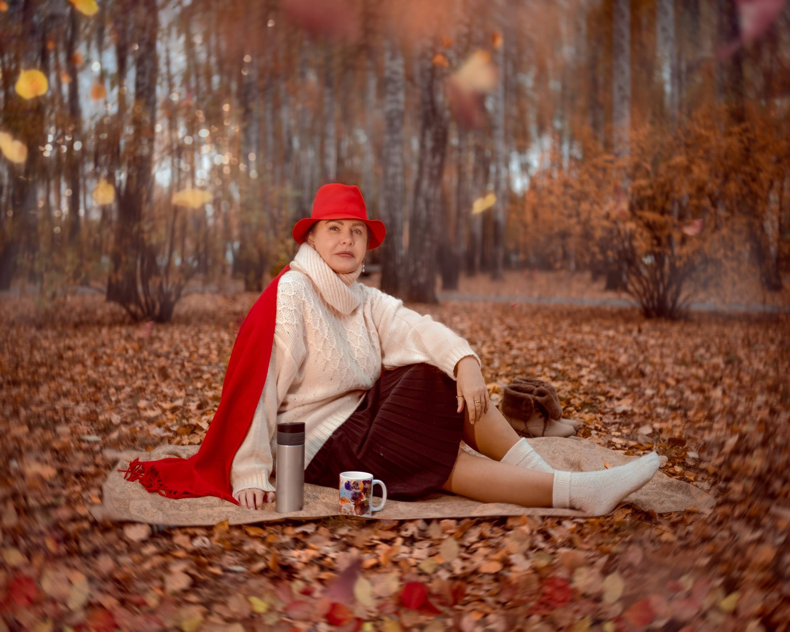 Осенняя фотосессия в красной шляпке. Французская осень. Фотограф Светлана Корнелюк. Осень в парке.