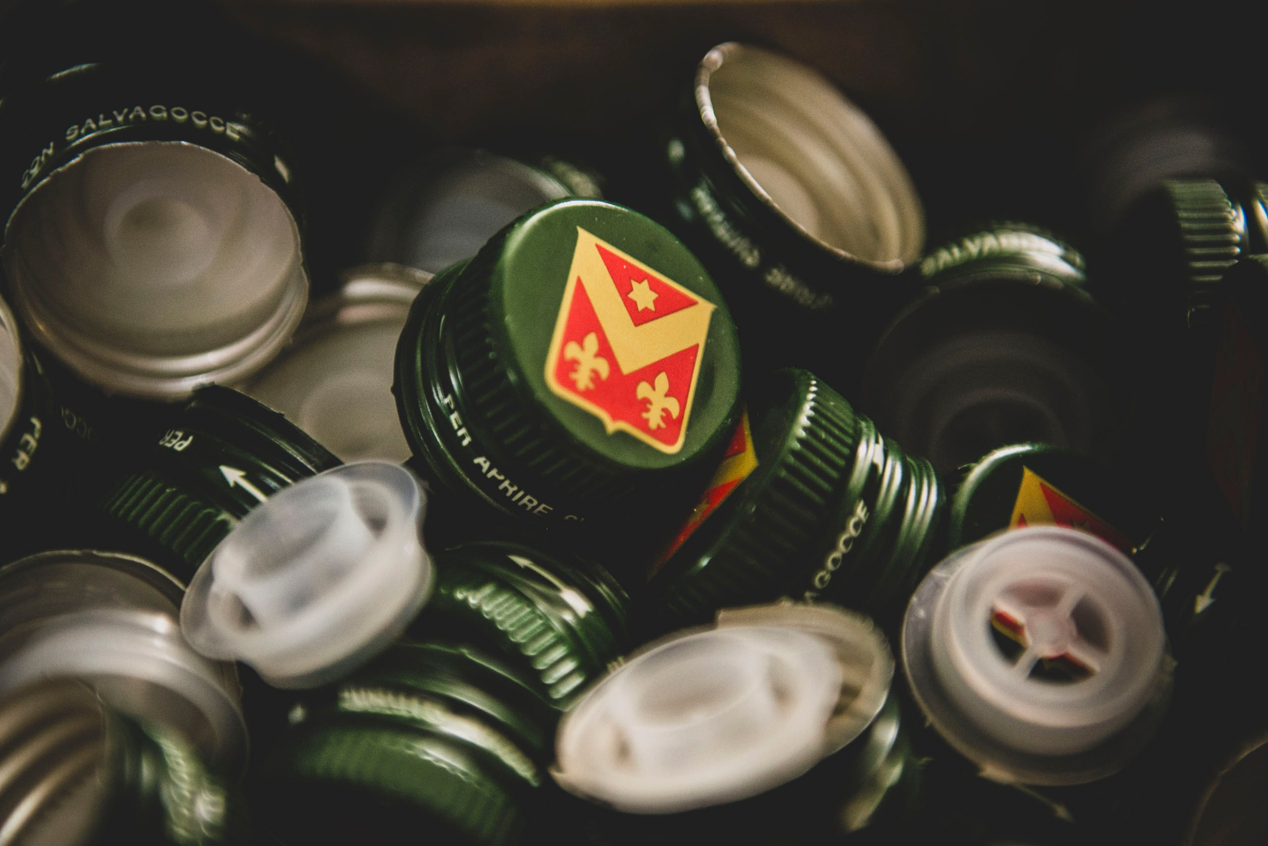  Винтовые крышки с логотипом Frantoio Tistarelli для бутылок с тосканским оливковым маслом extra virgin.