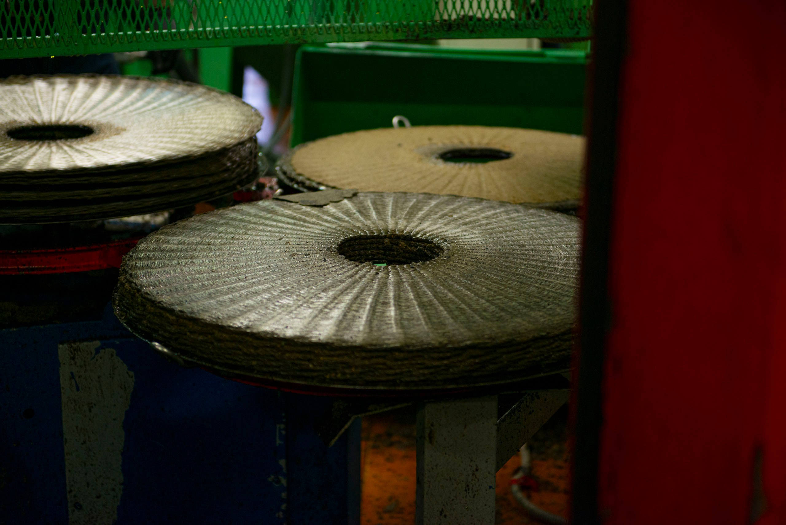  Крупный план круглых плетеных циновок (также известных как "скуртины" или фильтрующие маты), используемых в гидравлическом прессе для холодного отжима оливковой пасты.