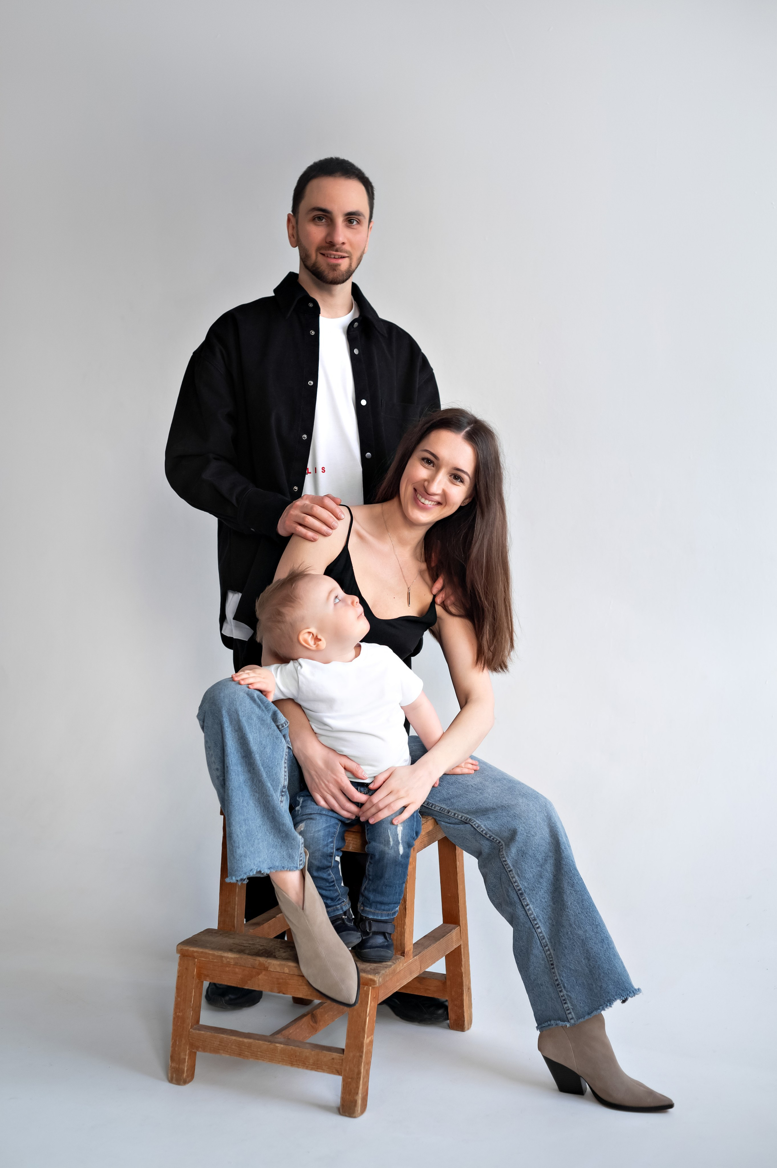 Семейная фотосессия на циклораме. Детский и семейный фотограф г. Москва Оксана Катаджи