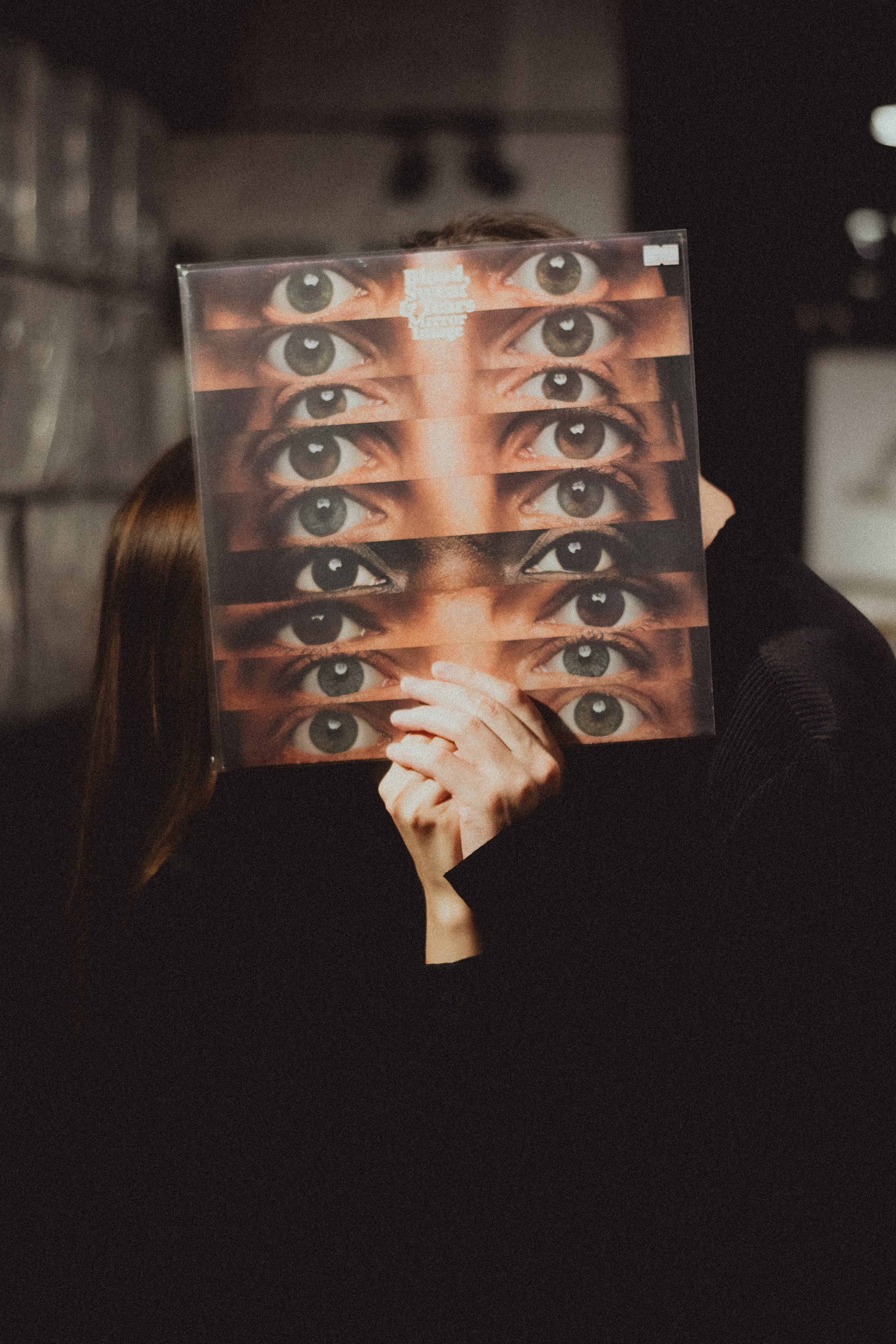 Парная ретро фотосессия в магазине с виниловыми пластинками