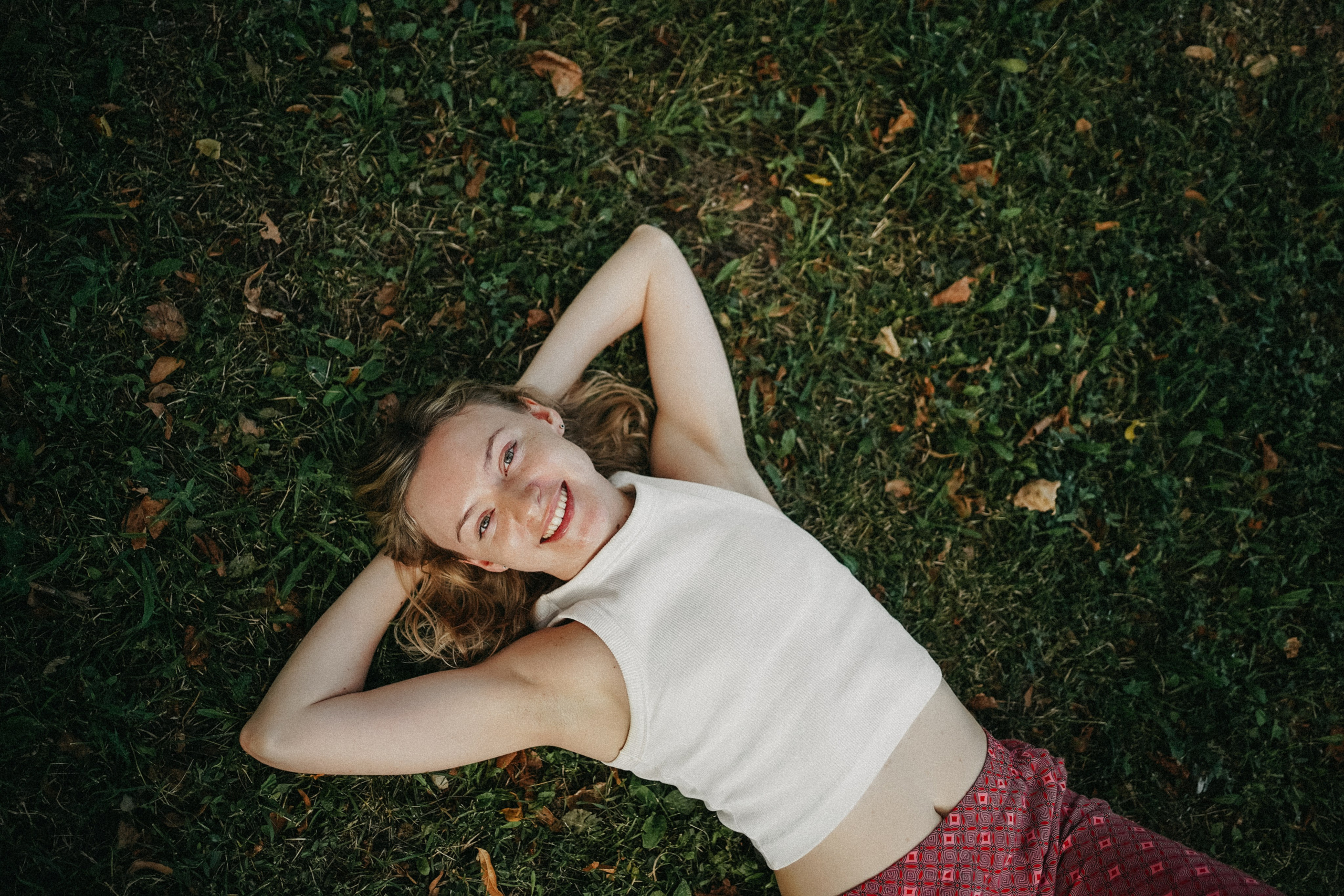 Девушка по городу шагает босиком. Фотограф Наталья Колганова