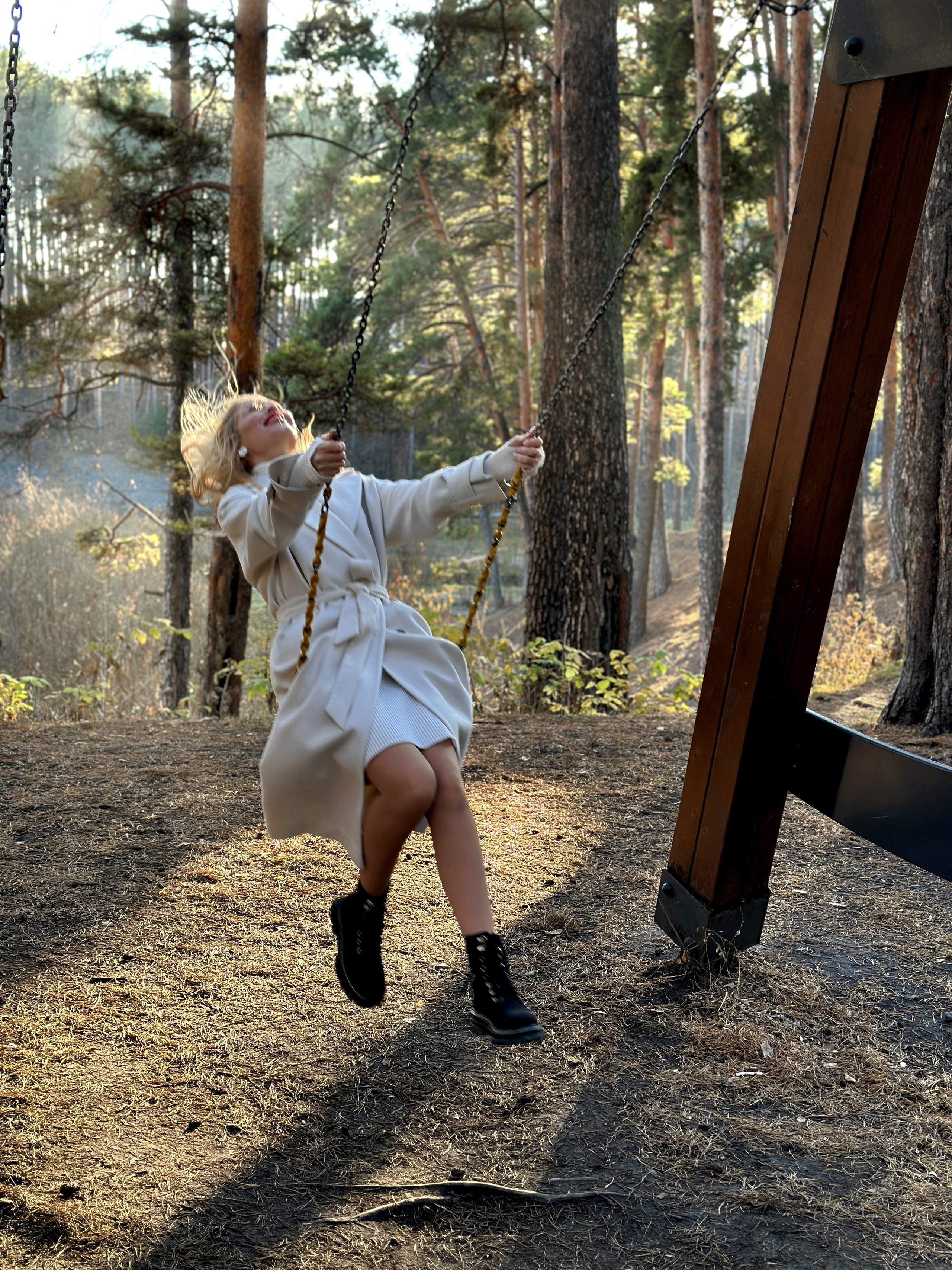 Прогулочная фотосессия Лиды на качелях. Твой фотограф и видеограф в Тюмени — Сергей Бизин