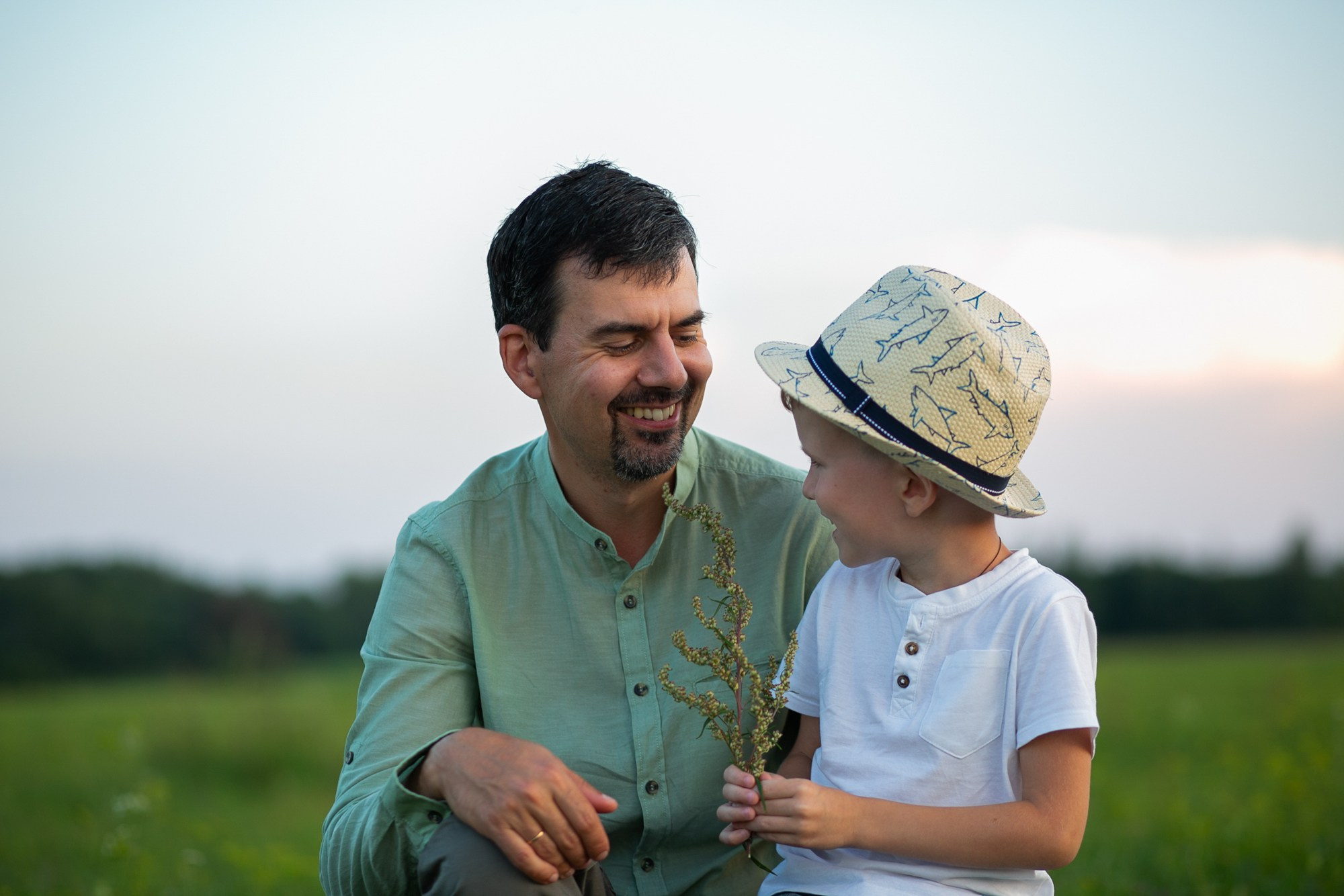 Отец и сын (съёмка на поле). Семейный фотограф в Нарве Эля Калиниченко