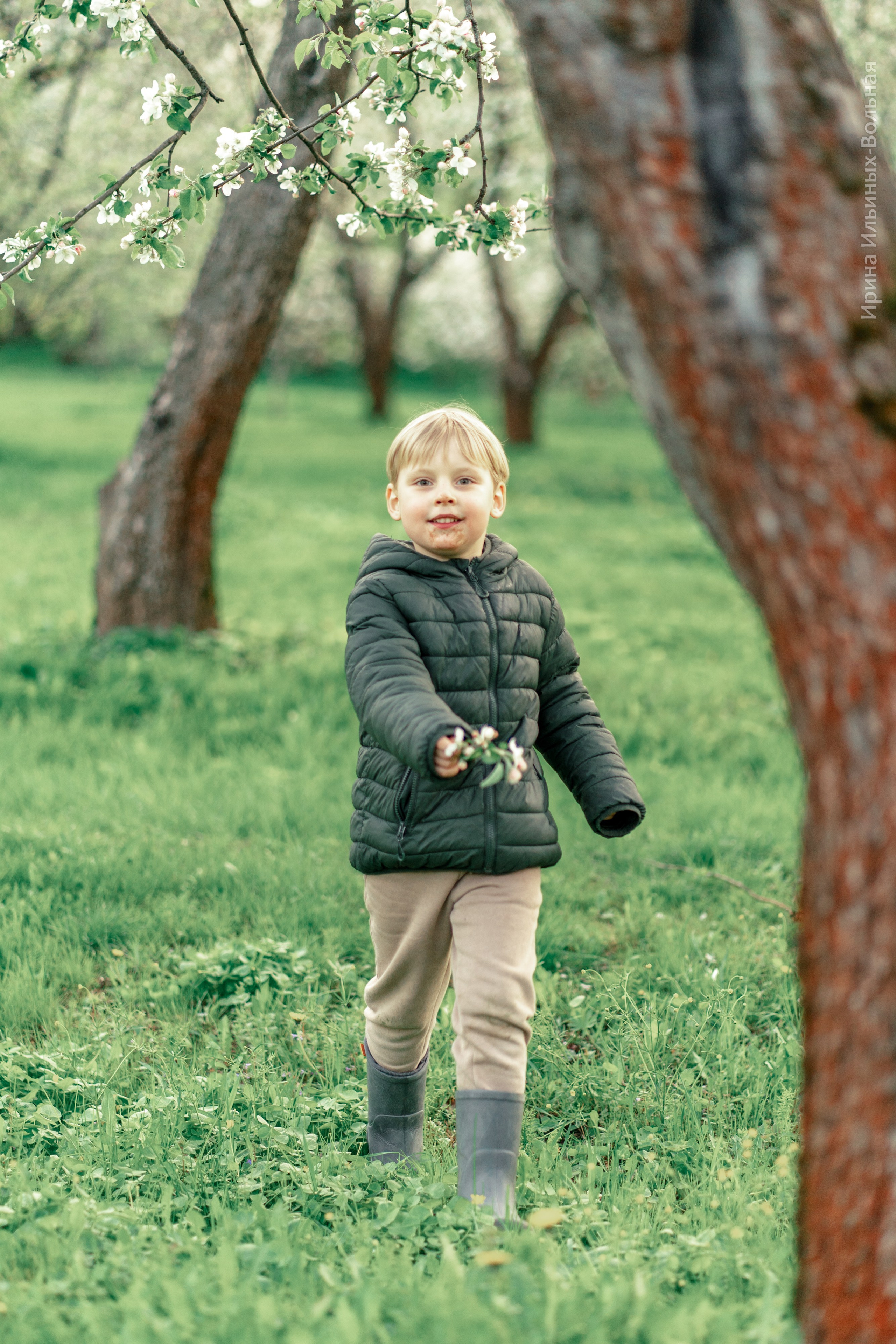 Прогулка с цветущем саду. Семейный и детский фотограф Ирина Ильиных-Вольная в Москве и не только