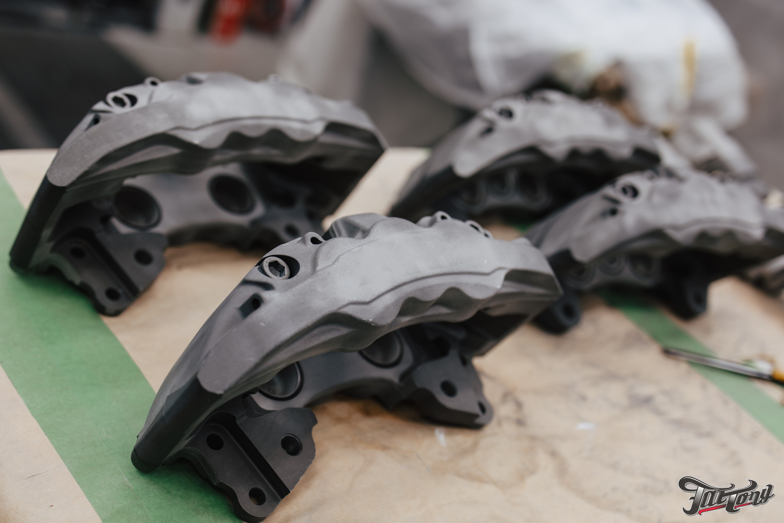 Суппорта Wilwood окрас в красный с нанесением логотипа. DeLorein